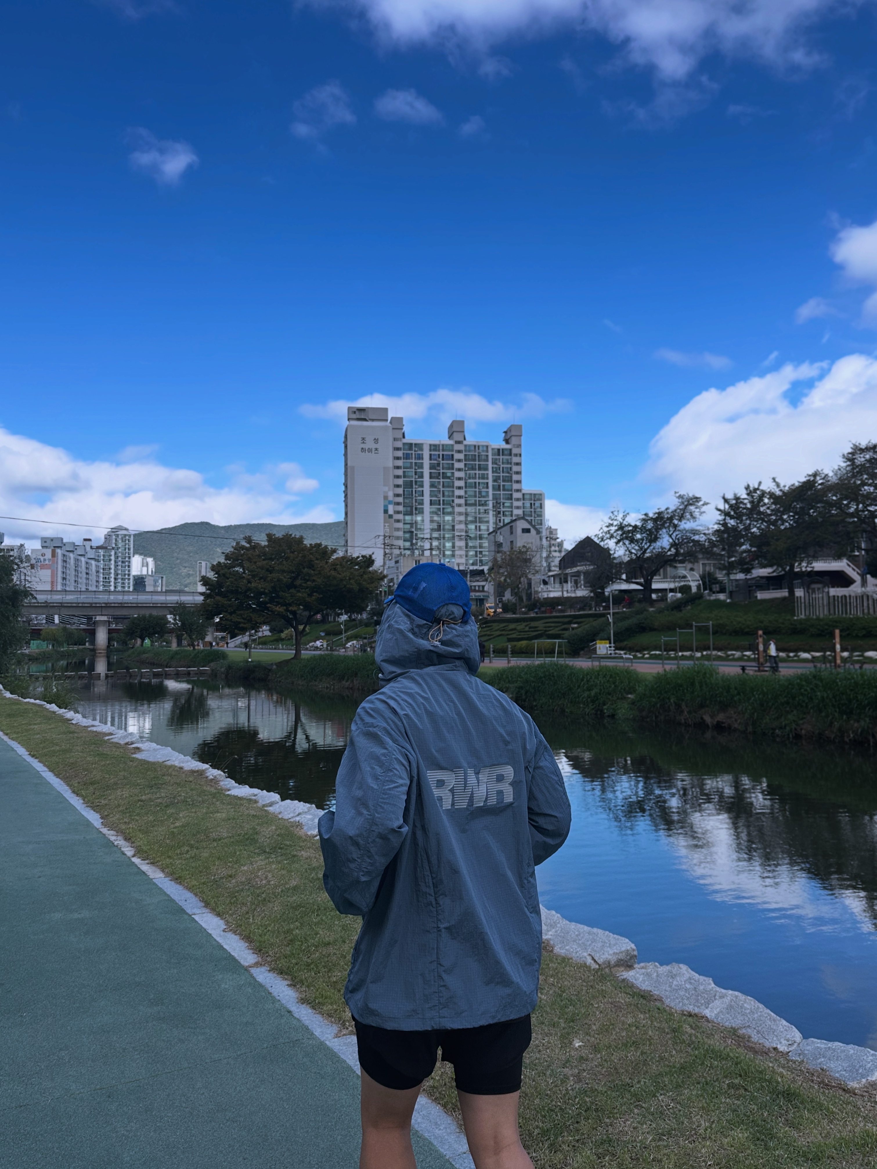 [KREAM 단독] runwhither Windbreaker Jacket V2 Blue, [KREAM 단독] runwhither Trucker Cap Blue 착용 스타일 - 2