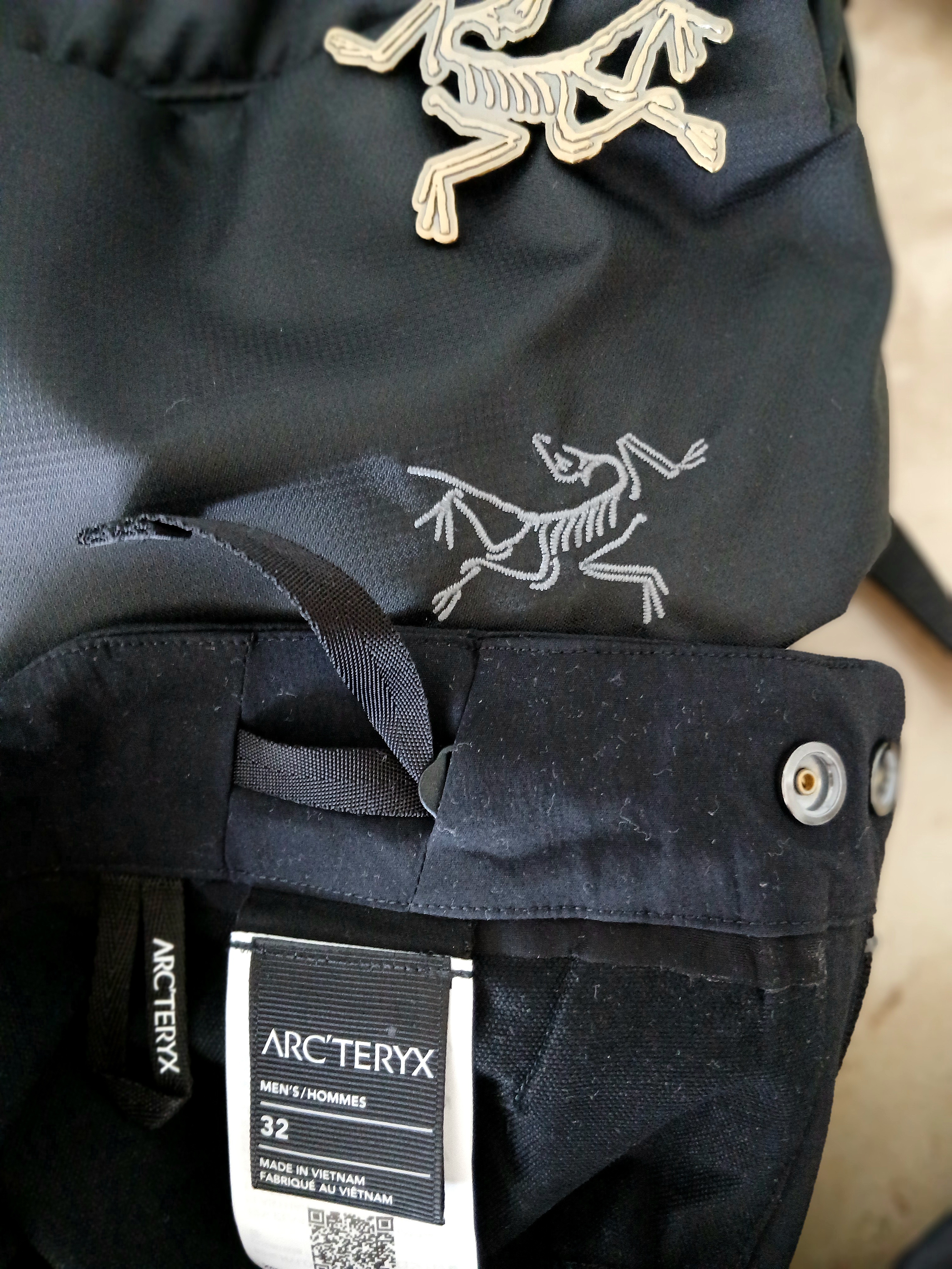 Arc'teryx Heliad 6 Crossbody Bag Black, Arc'teryx Keyring Metal 착용 스타일 - 2