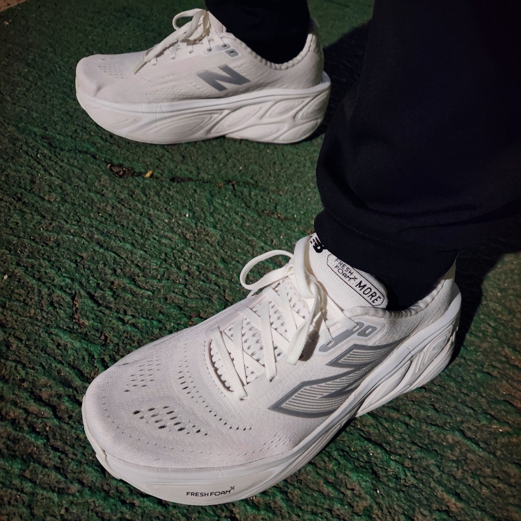 New Balance Fresh Foam X More v5 White Reflection - 2E Wide 착용 스타일 - 3