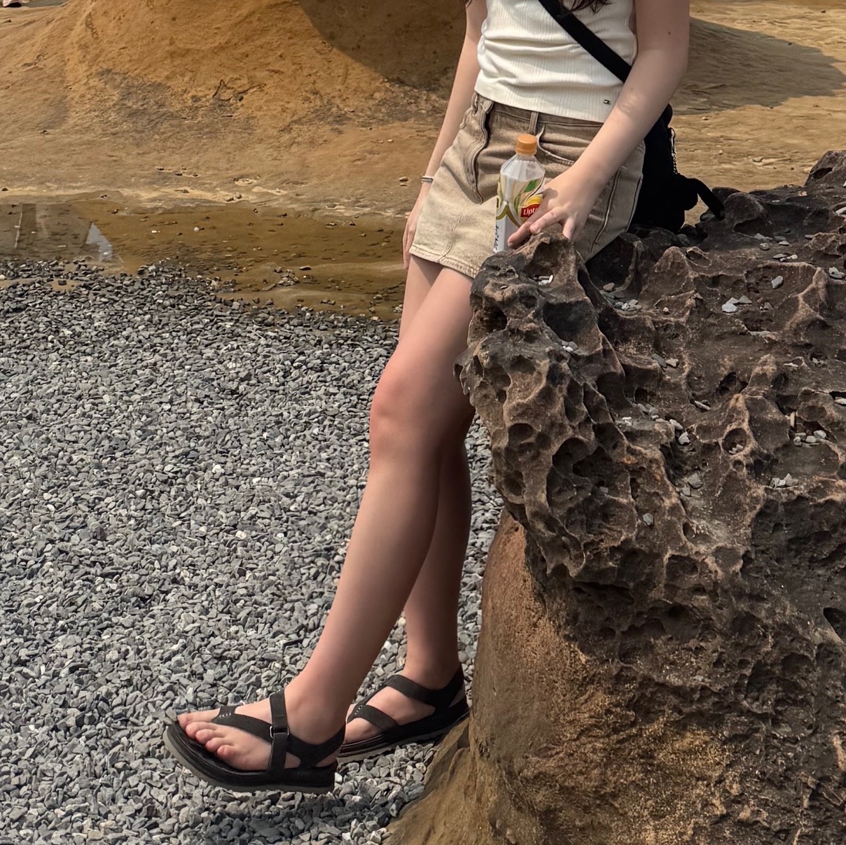 (W) UGG Goldengaze Toe Post Sandal Dense Smoke 착용 스타일