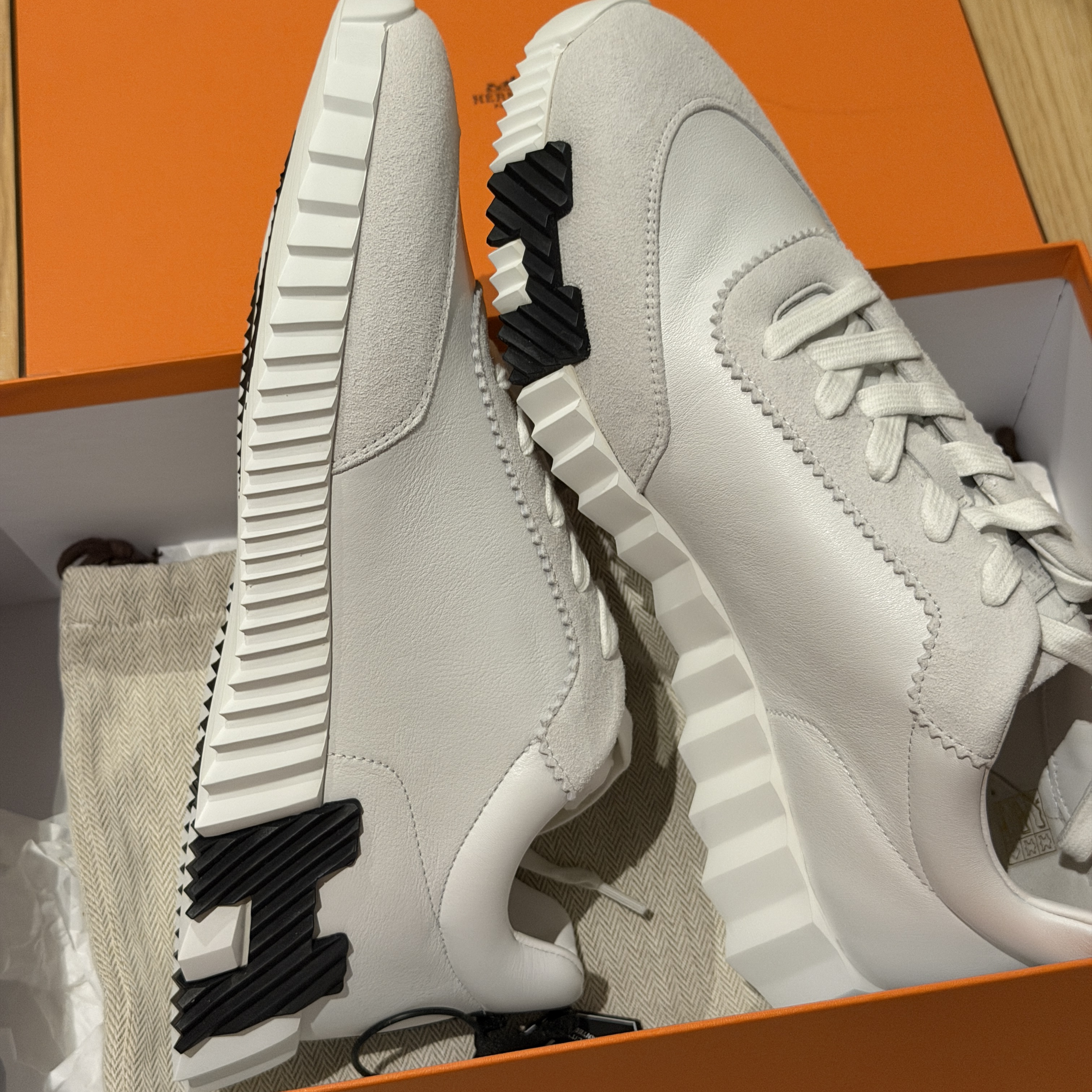 Hermes Bouncing Sneakers Calfskin Suede Goatskin & Blanc 착용 스타일