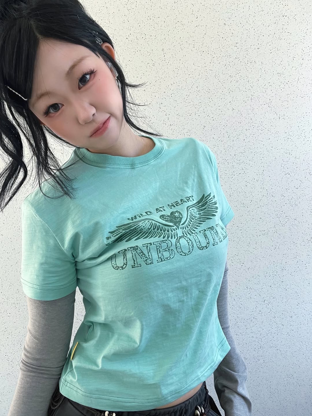MAINBOOTH Heartwing T-shirt Mint 착용 스타일 - 4