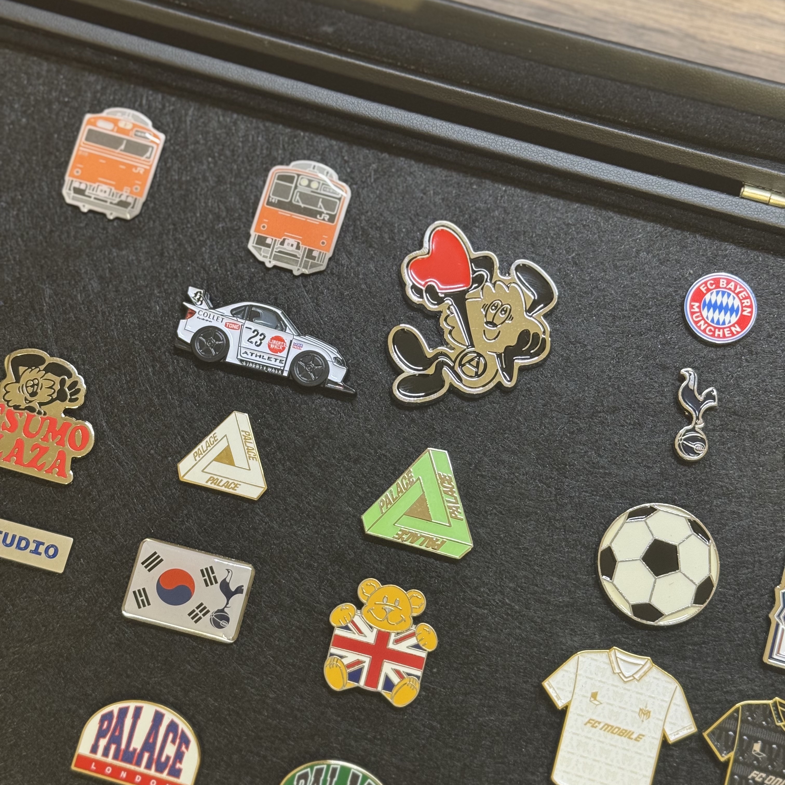 Verdy x Lotte Museum Badge, Palace Tri-Ferg Pin Badge White - 21SS 착용 스타일