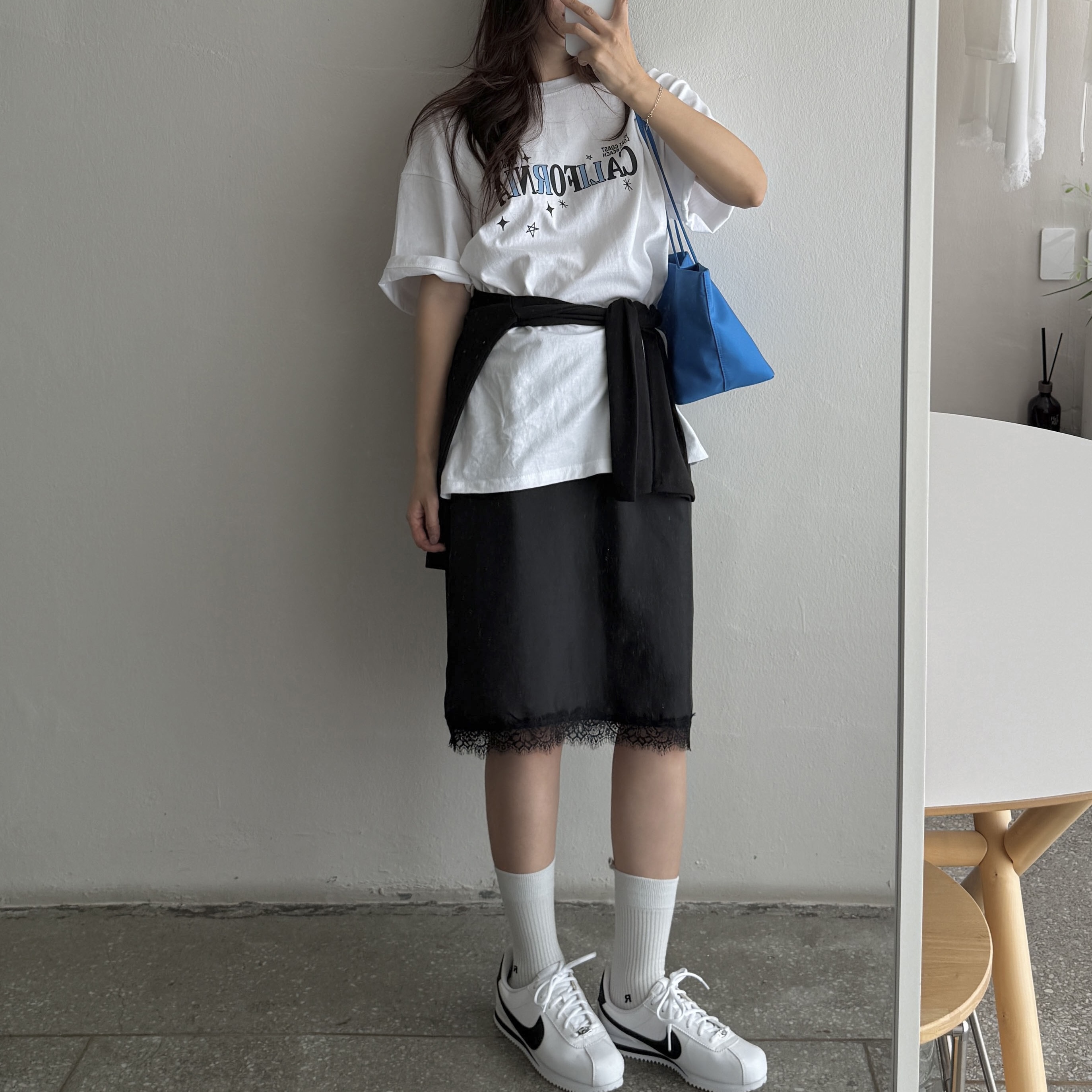 (W) Nike Cortez Leather White Black 착용 스타일 - 3