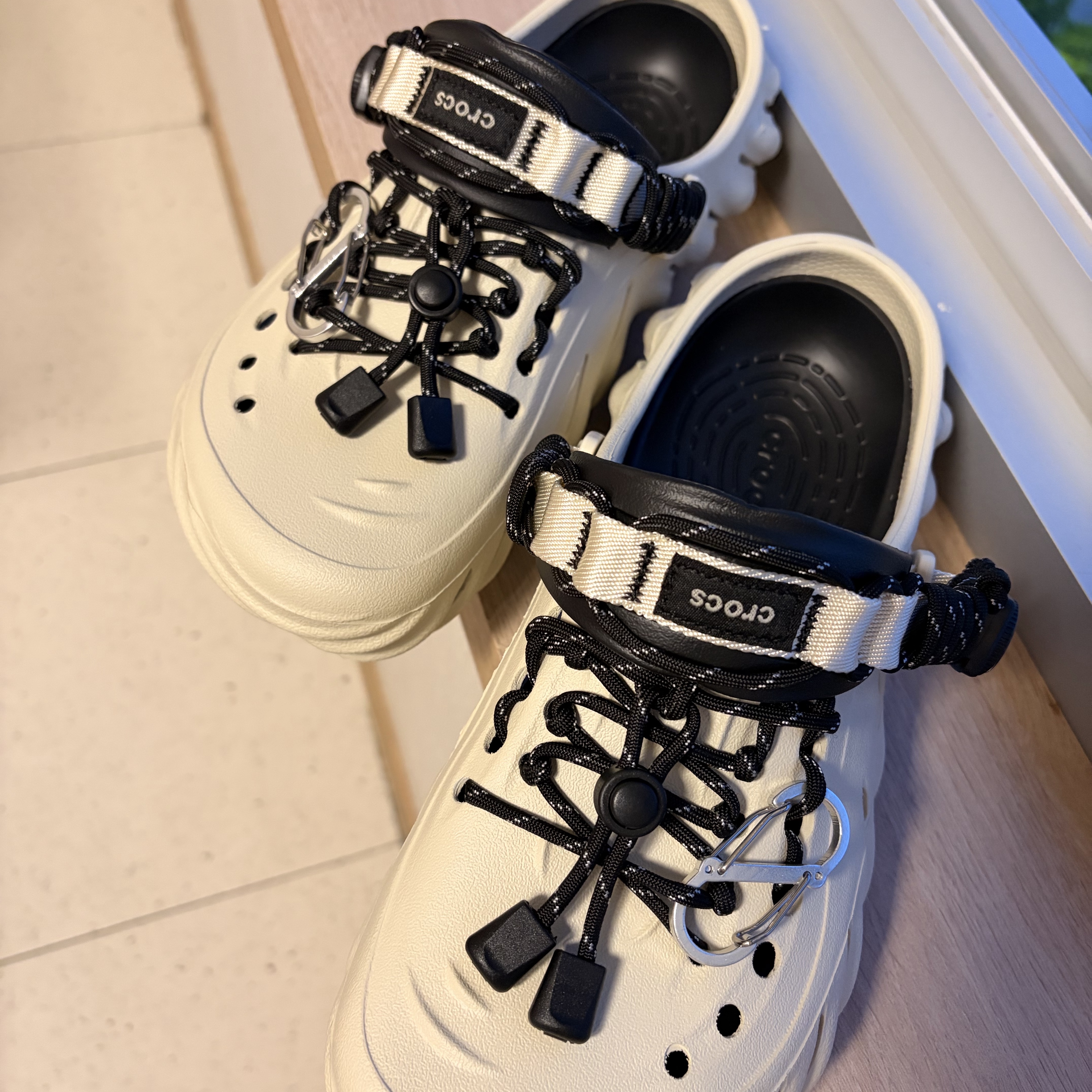 Crocs Echo Clog Bone Black 착용 스타일