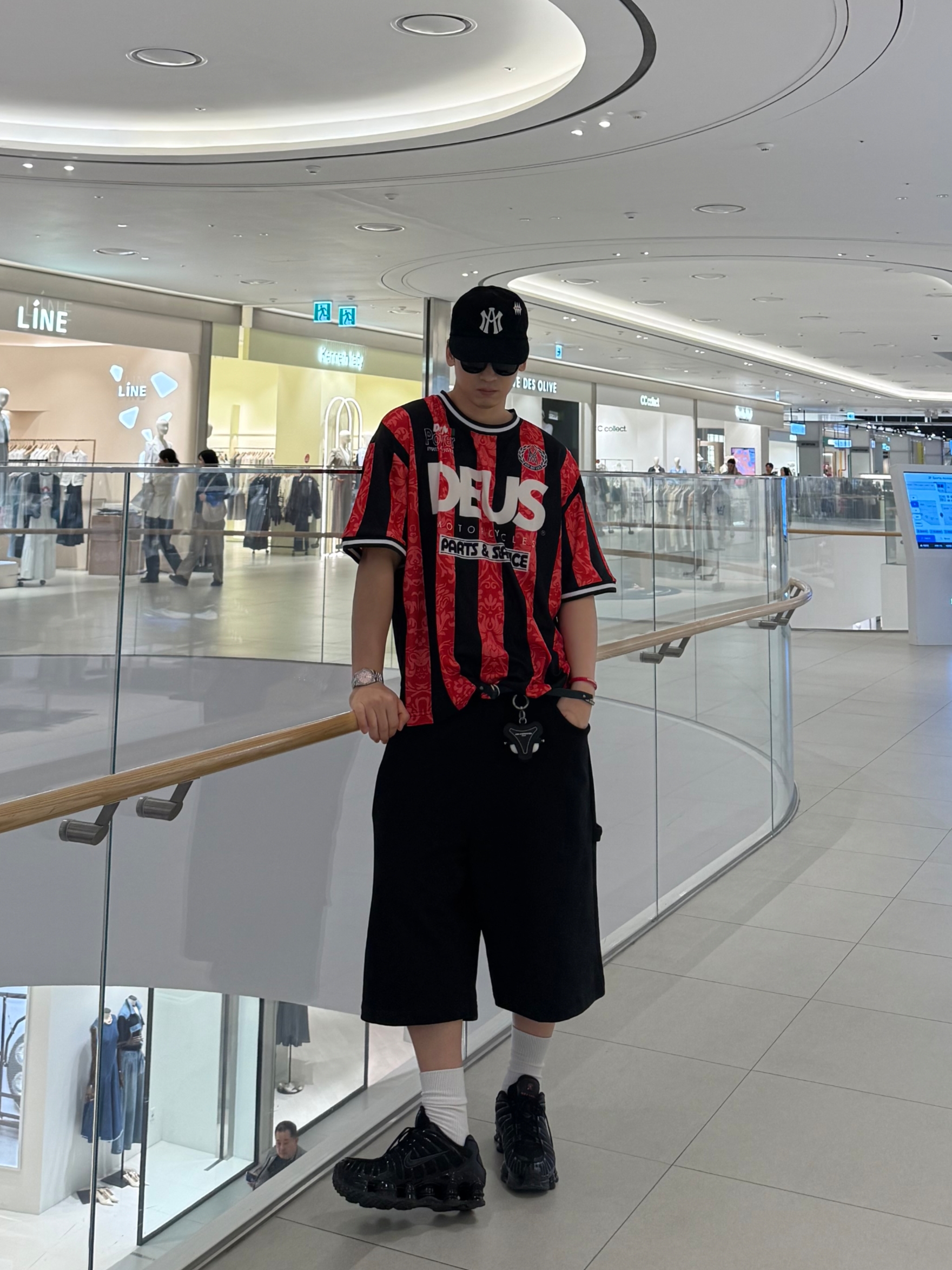 Nike Shox TL Black Metallic Hematite, MJD Wide Carpenter Bermuda Shorts Black 착용 스타일 - 2