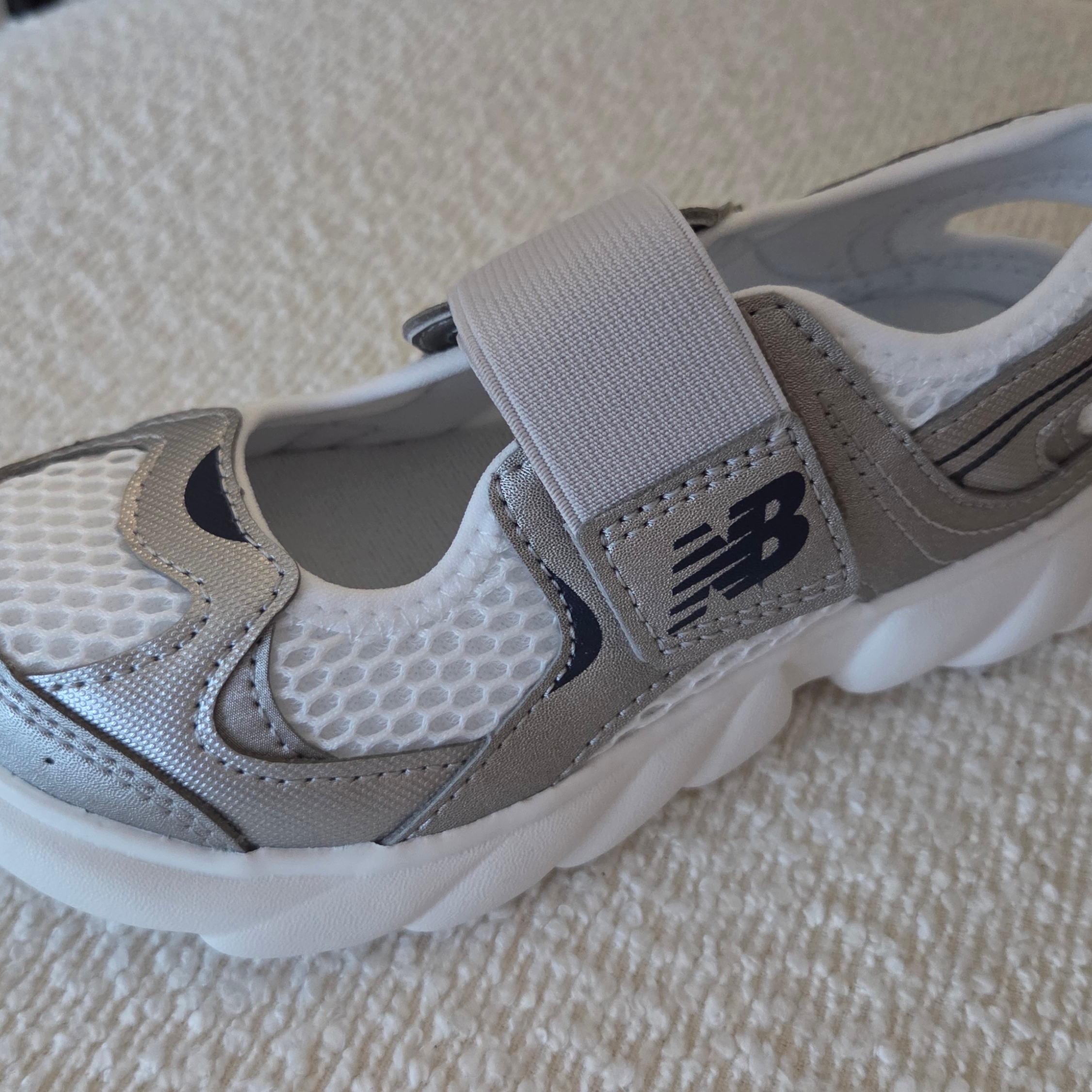 (Kids) New Balance 230 Hook and Loop Silver Metallic Navy 착용 스타일