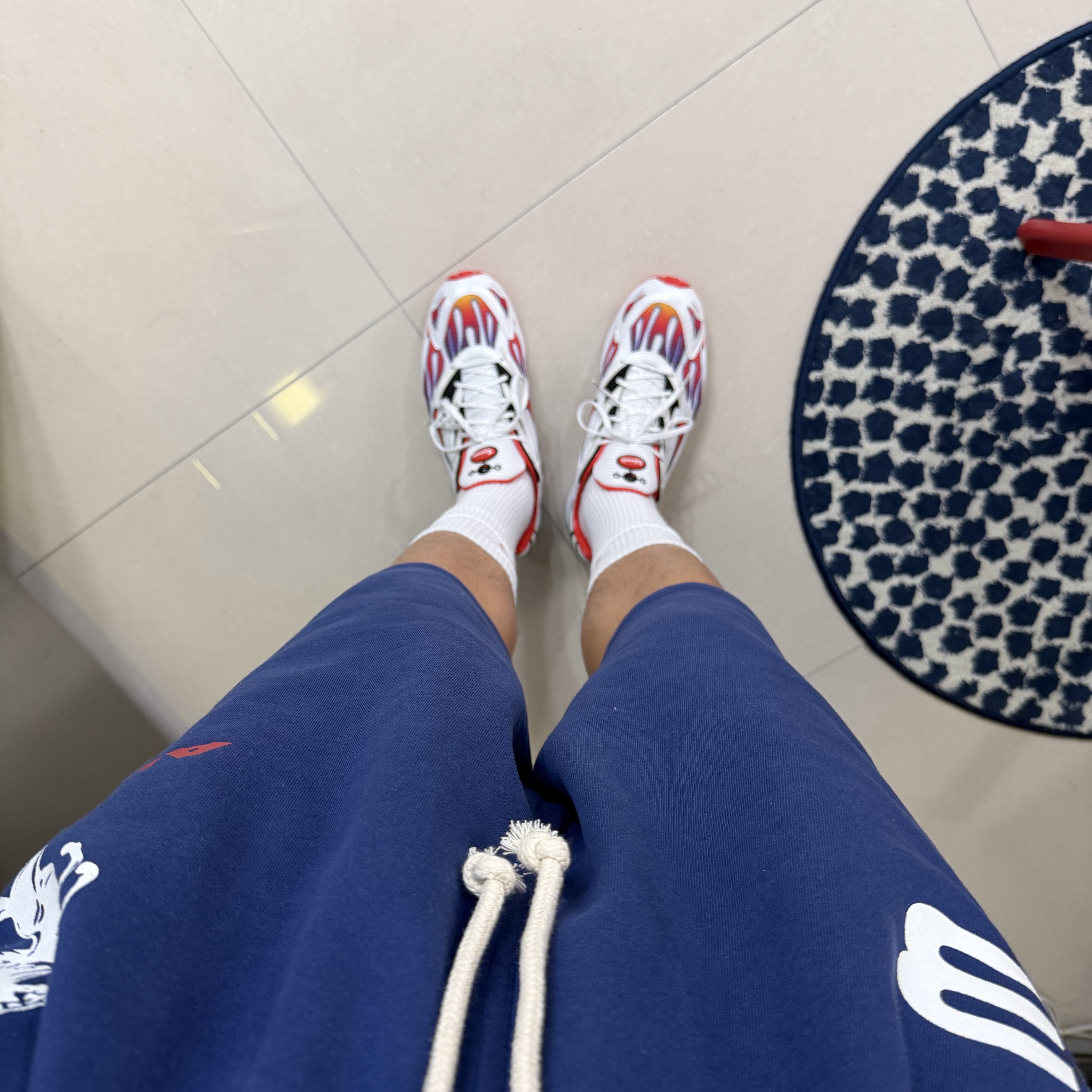 Nike x Supreme Zoom Streak Spectrum Plus White, AMOU Horse One Tuck Bermuda Pants Blue 착용 스타일