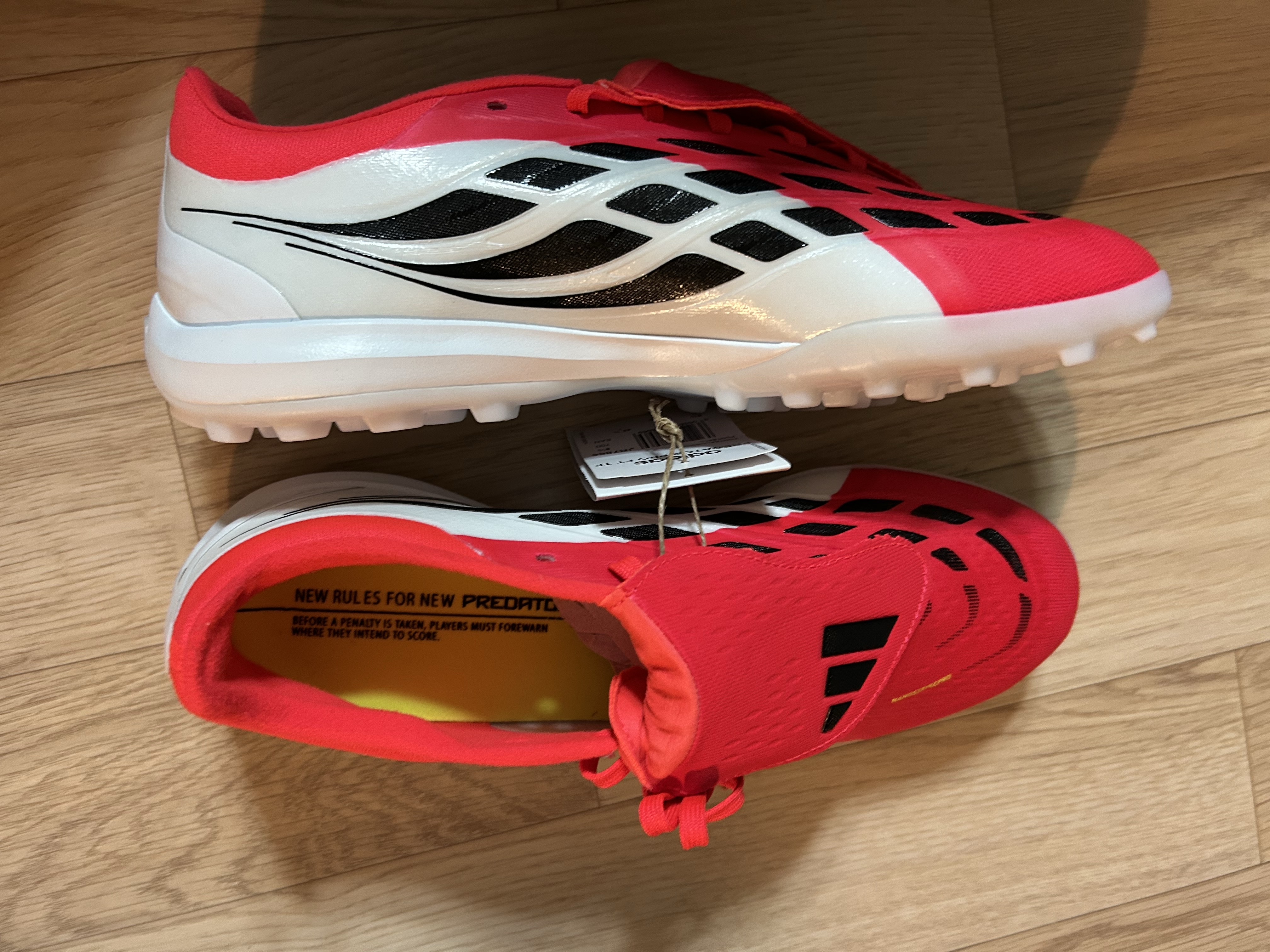 Adidas Predator Pro FT TF Lucid Red Core Black 착용 스타일