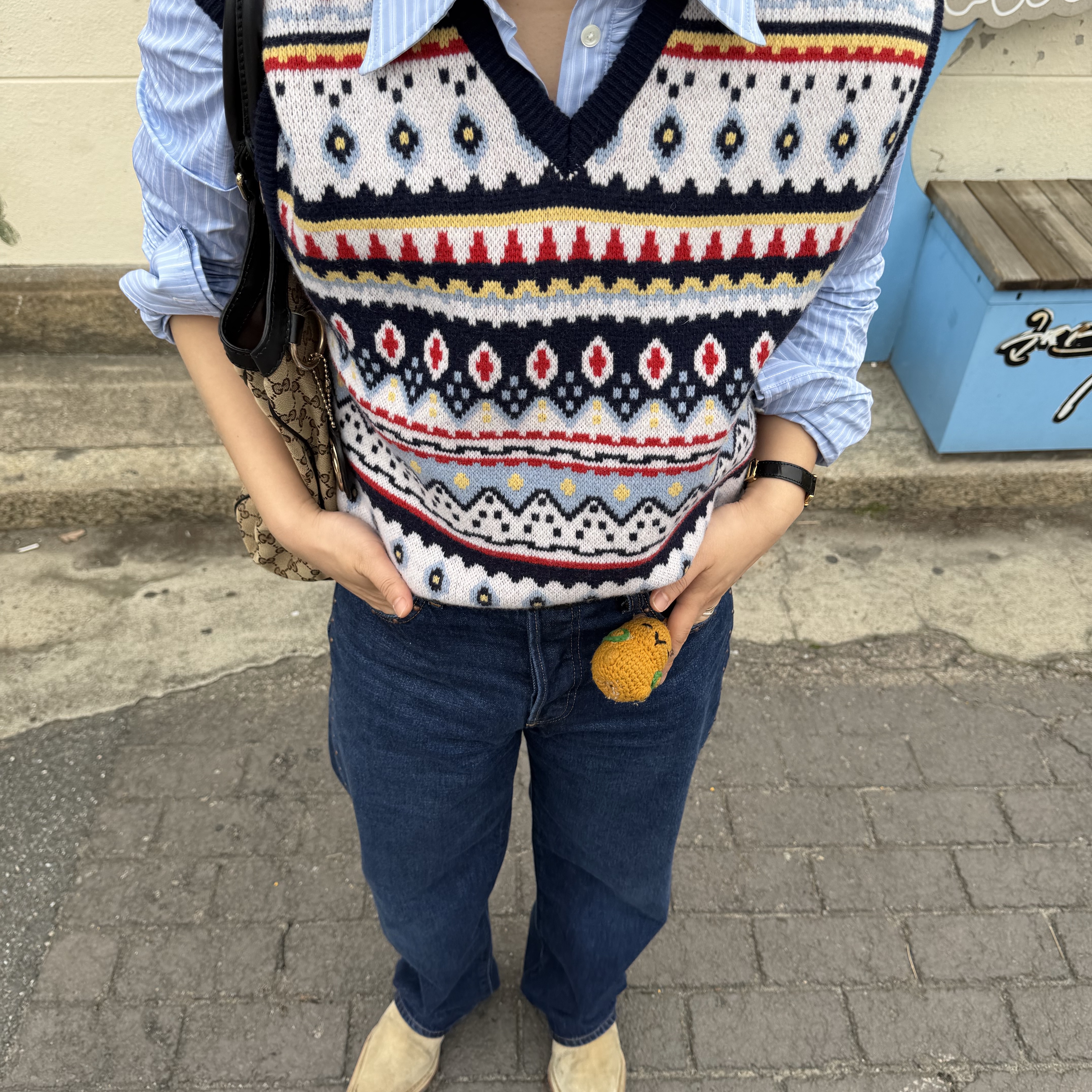 STU Jacquard Sweater Vest In Navy, Levi's x Bode Studded Barrel Racer Jeans Dark Wash 착용 스타일 - 4
