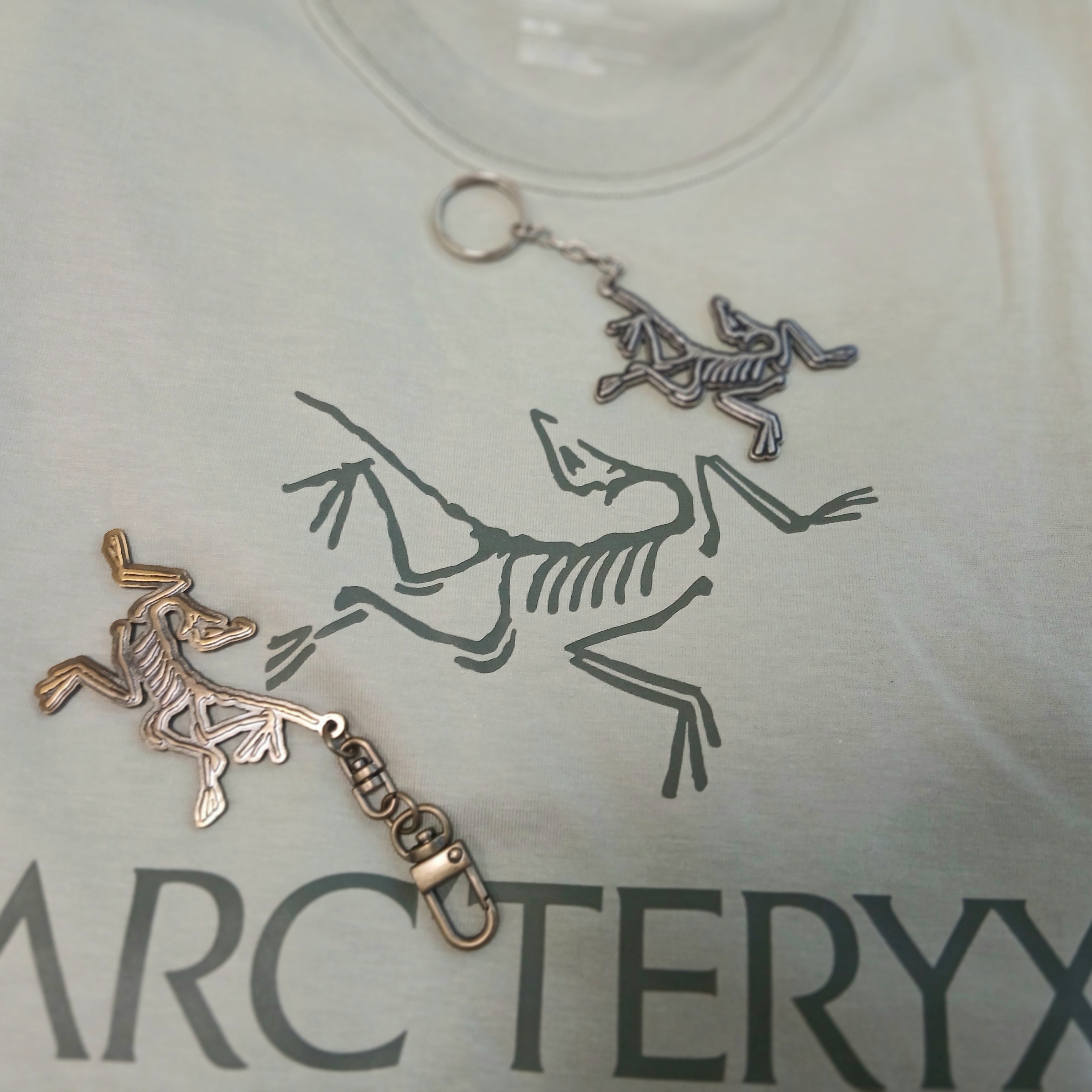 Arc'teryx Arc'word Logo SS T-Shirt Habitat, Arc'teryx Keyring Metal 착용 스타일 - 3
