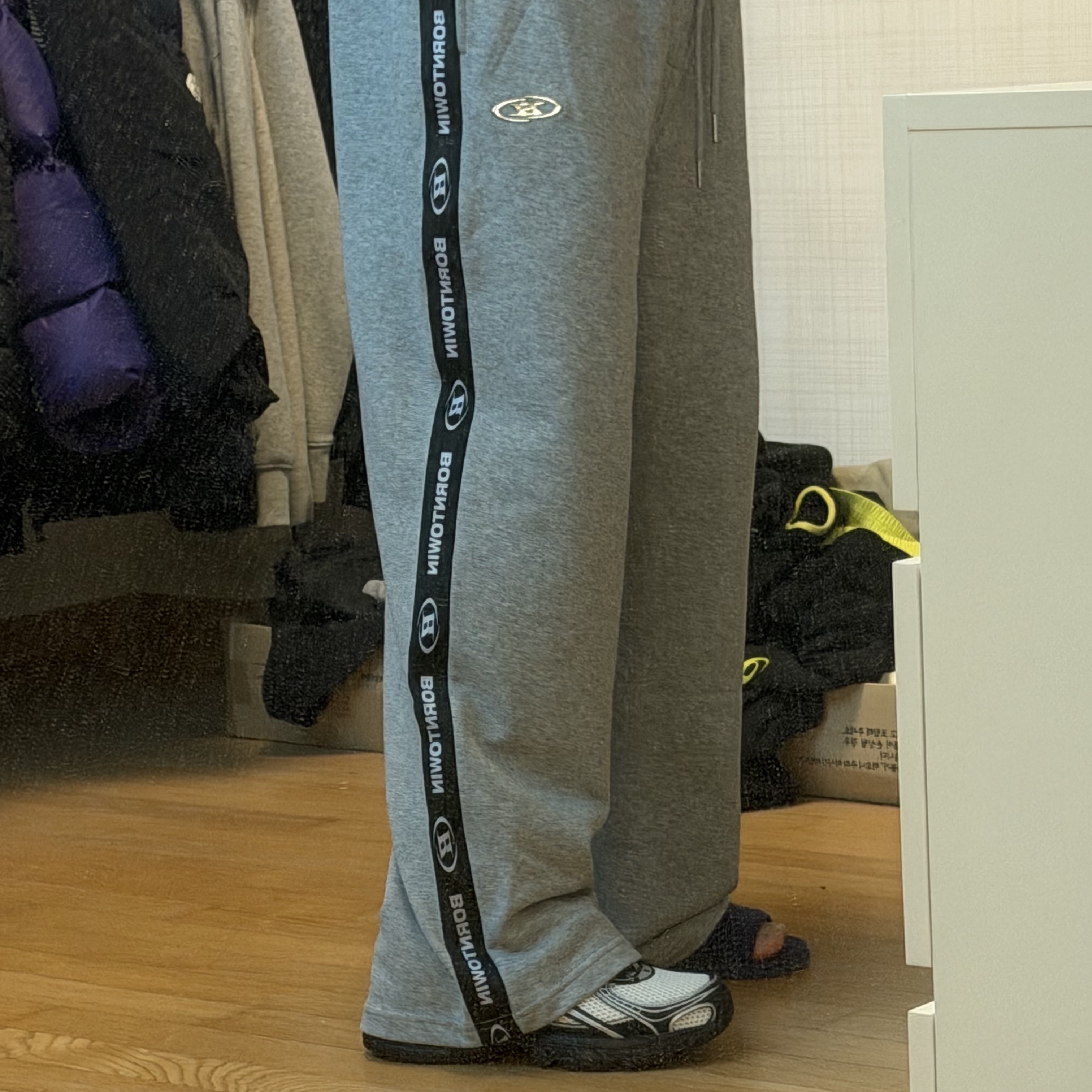 BORN TO WIN Chrome B Black Line Wide Pants Melange Grey 착용 스타일