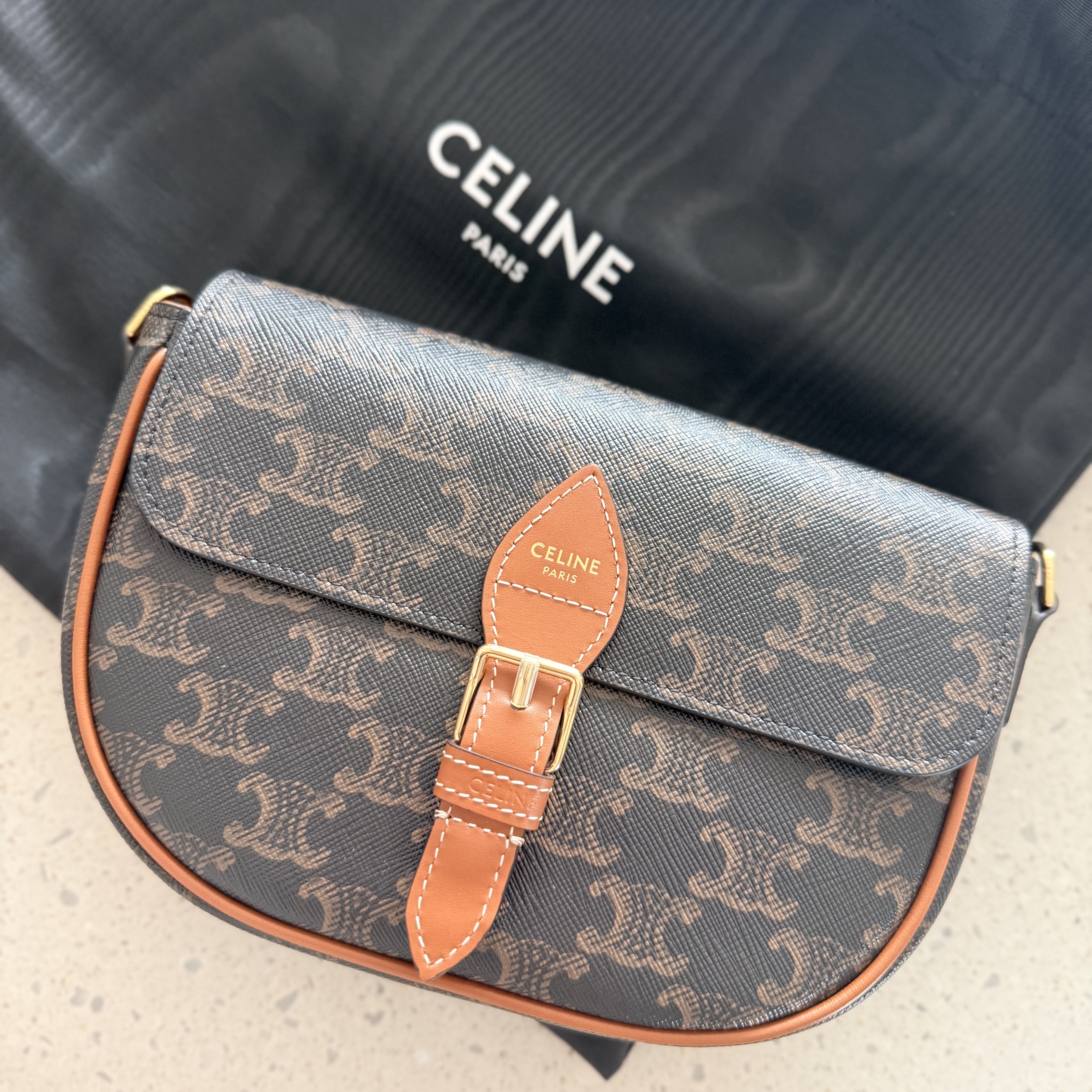 Celine Folco Shoulder Bag in Triomphe Canvas and Calfskin Tan 착용 스타일