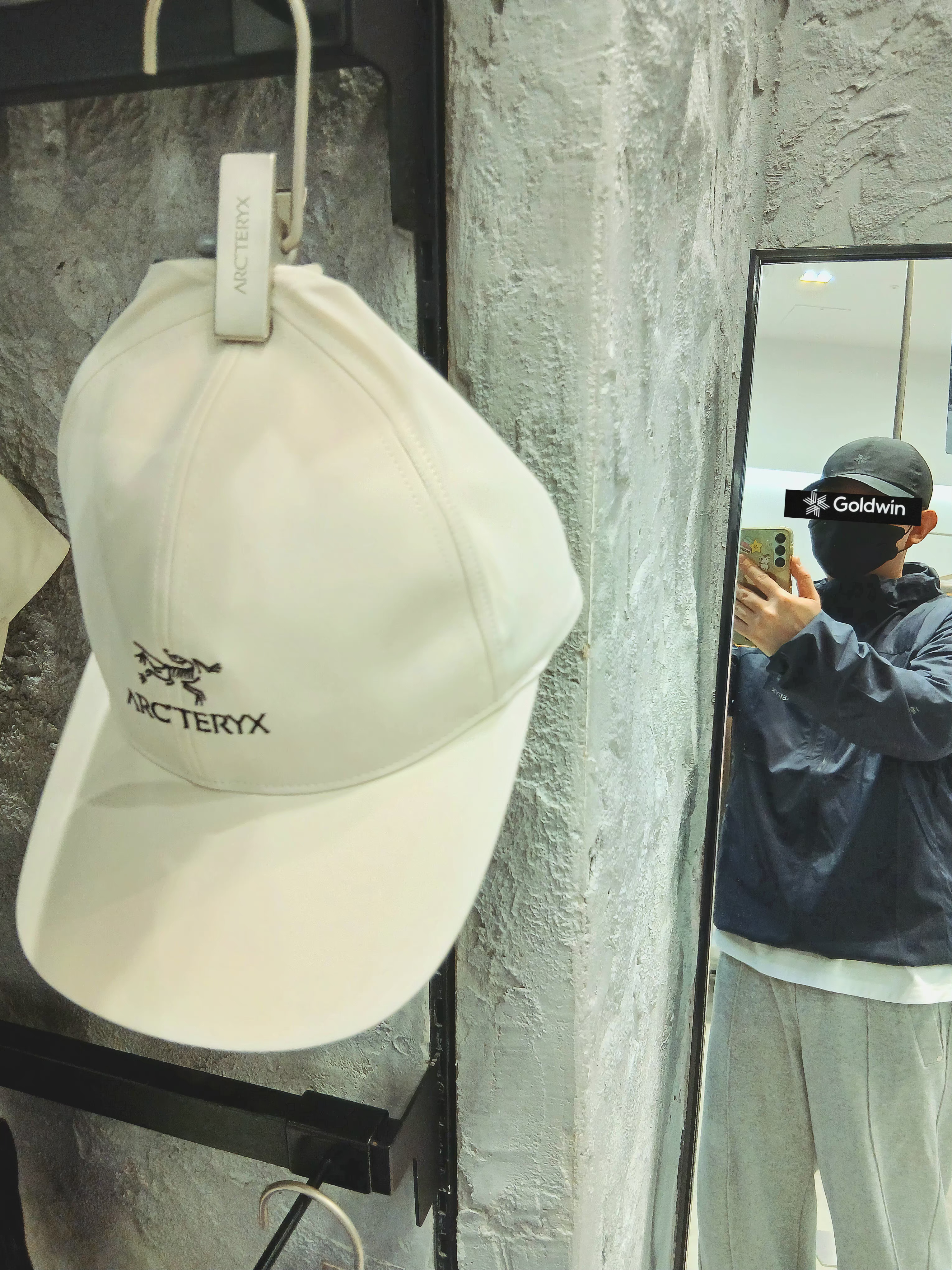 Arc'teryx Squamish Hoody Black Sapphire, UGG x Palace x Looney Tunes Tasman Slipper Chestnut 착용 스타일 - 3