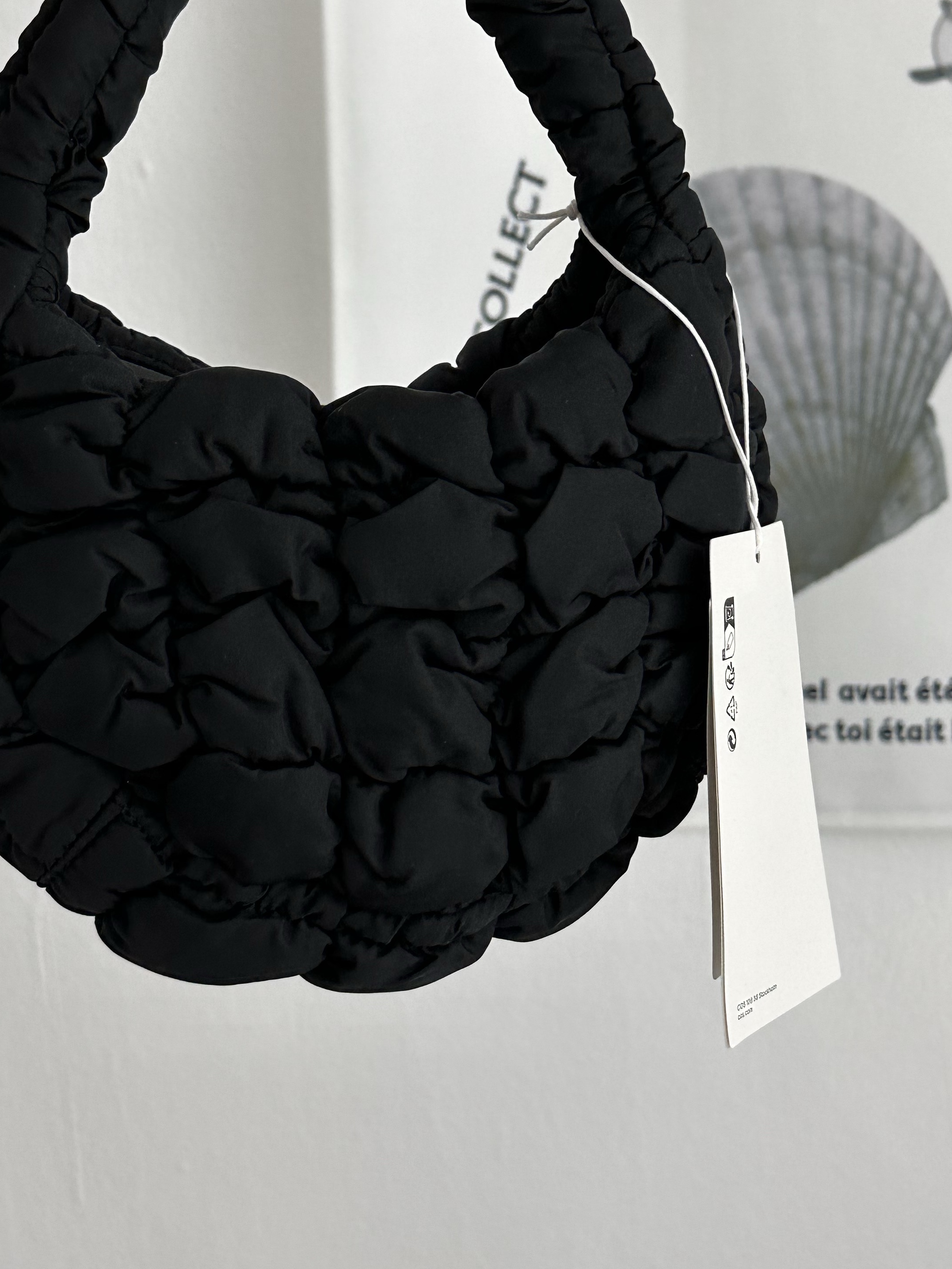 COS Quilted Mini Bag Black 착용 스타일 - 2
