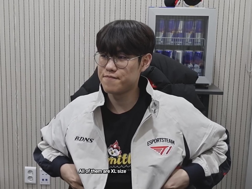 BDNS x T1 Base Jacket Beige, BDNS x T1 Limitless T-Shirts Black 착용 스타일 - 1