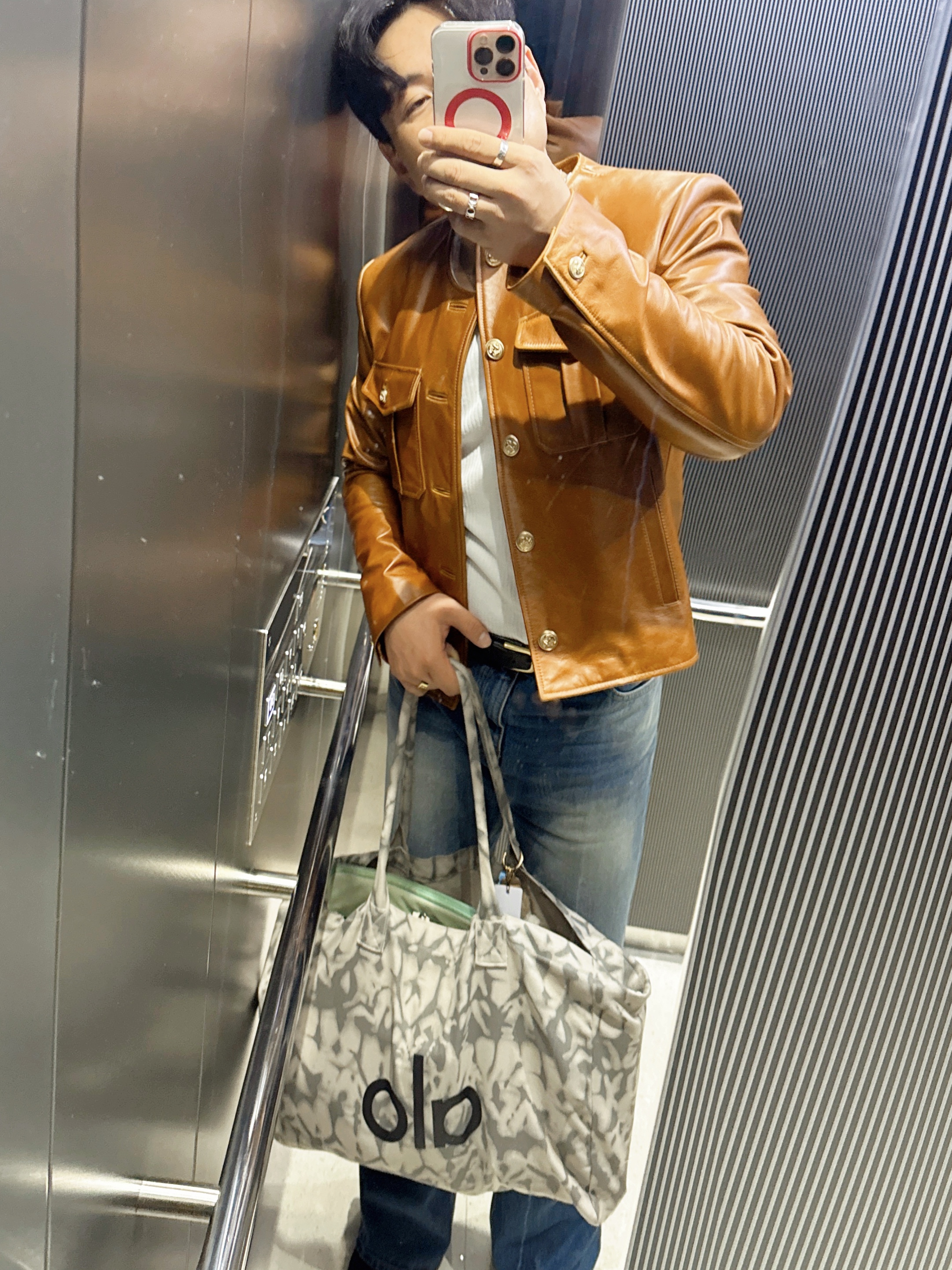 Alo Yoga Iconic Shopper Tote Bag Grey Tiedye 착용 스타일