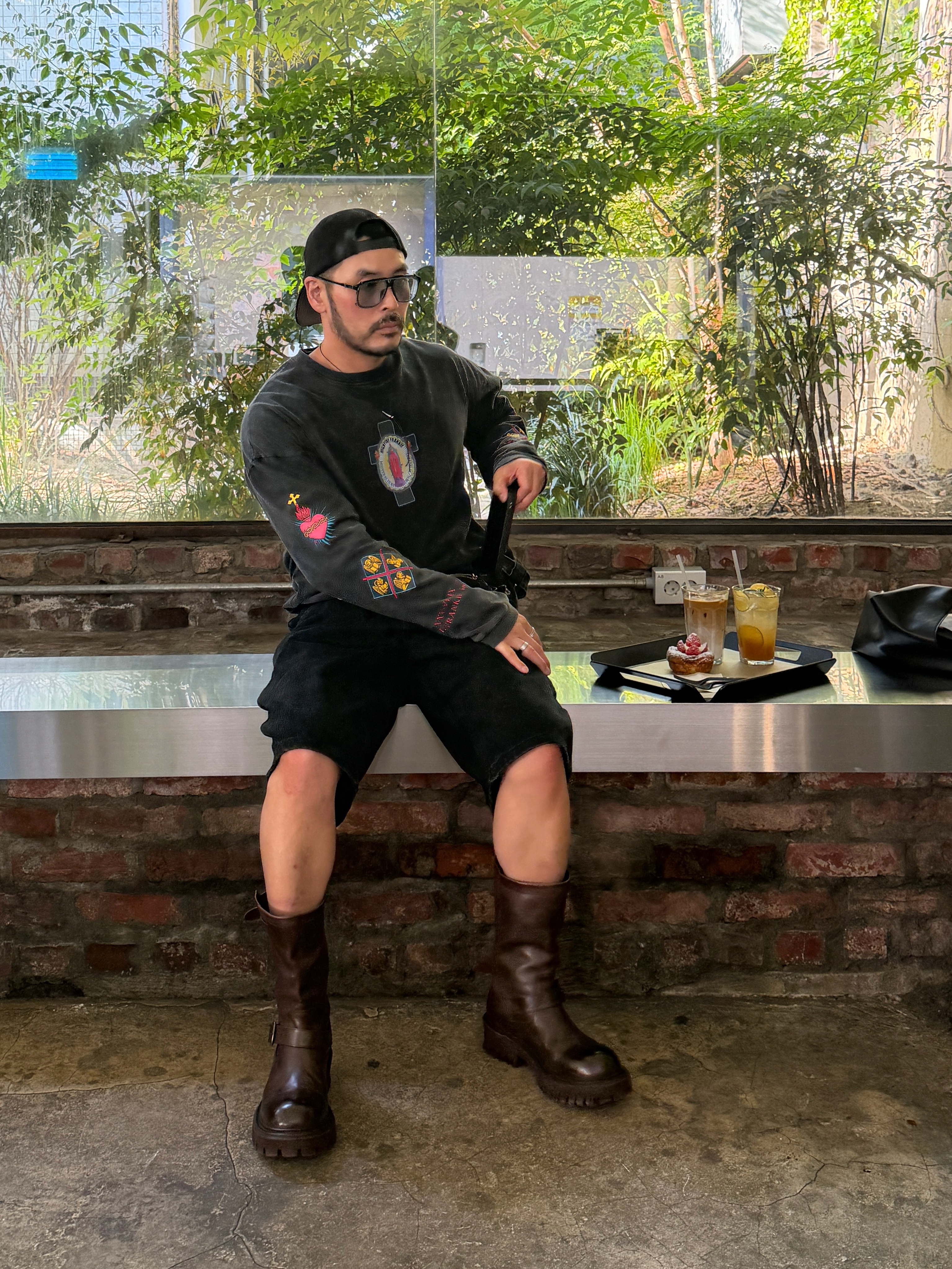 HIGHTIDE FRANKIE Nosso Bebe Amado Long Sleeve Tee Black, Plasticproduct MPa Stash Shorts Black 착용 스타일 - 5