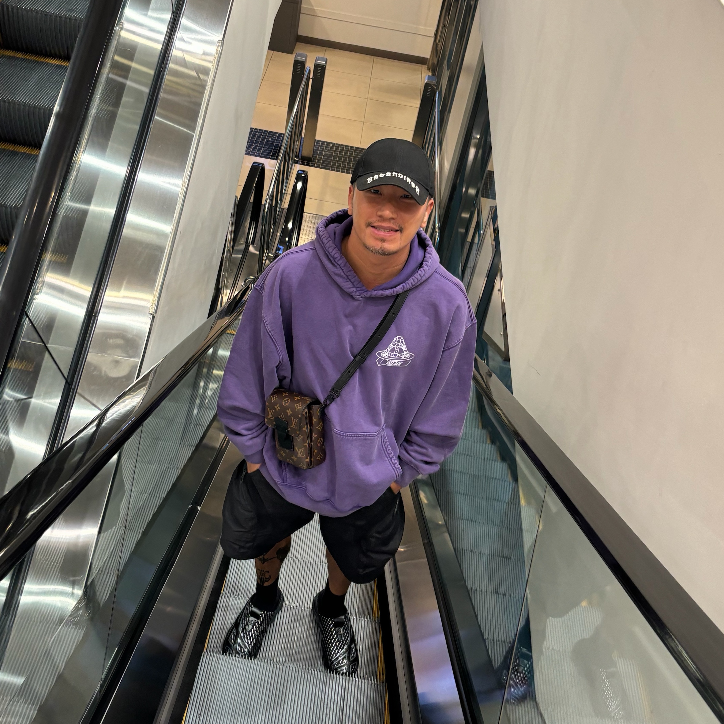 Palace x Vivienne Westwood Hood Purple - 24FW, Louis Vuitton S-Lock Vertical Wearable Wallet Monogram Black 착용 스타일