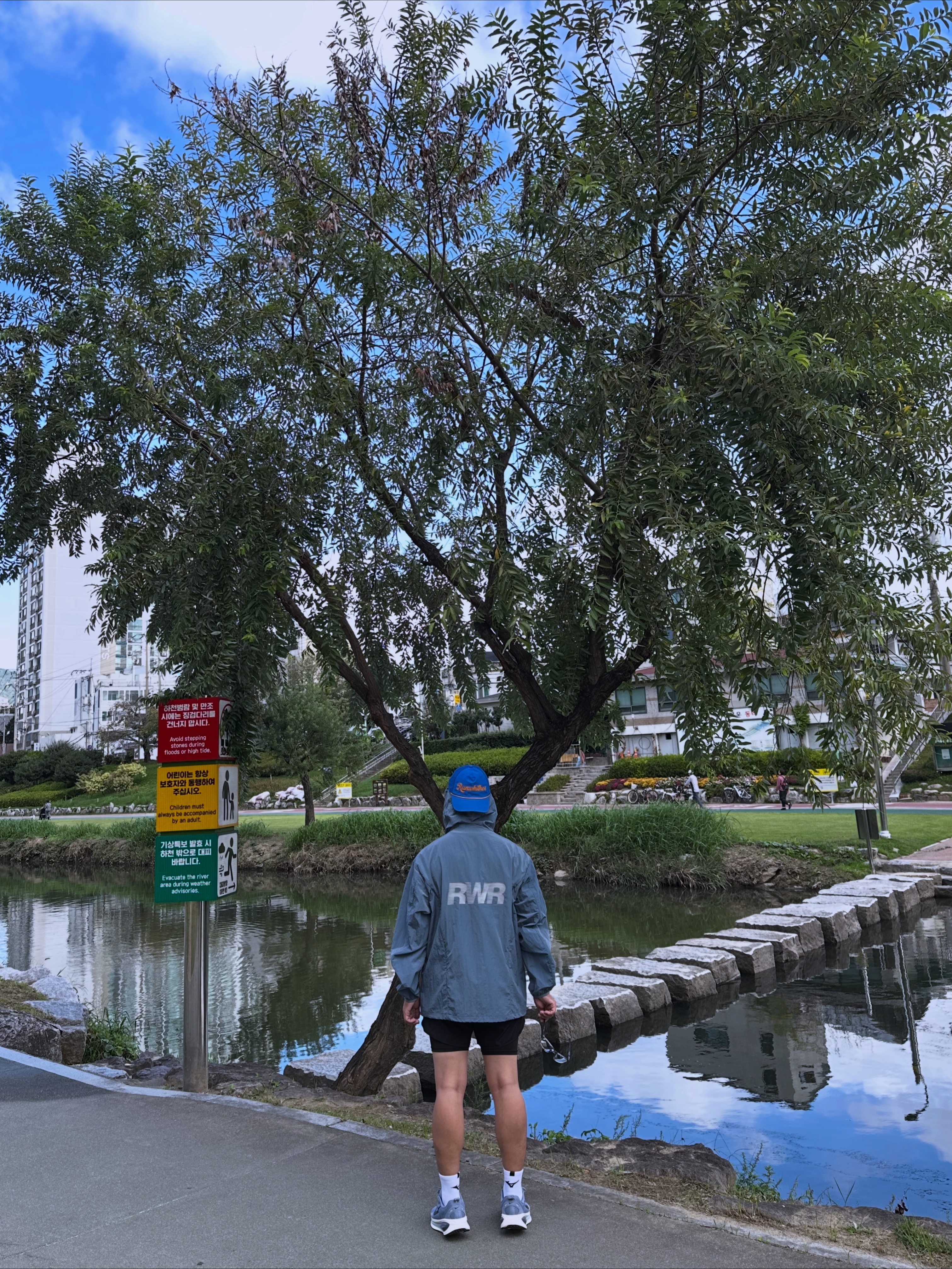 [KREAM 단독] runwhither Windbreaker Jacket V2 Blue, [KREAM 단독] runwhither Trucker Cap Blue 착용 스타일 - 1