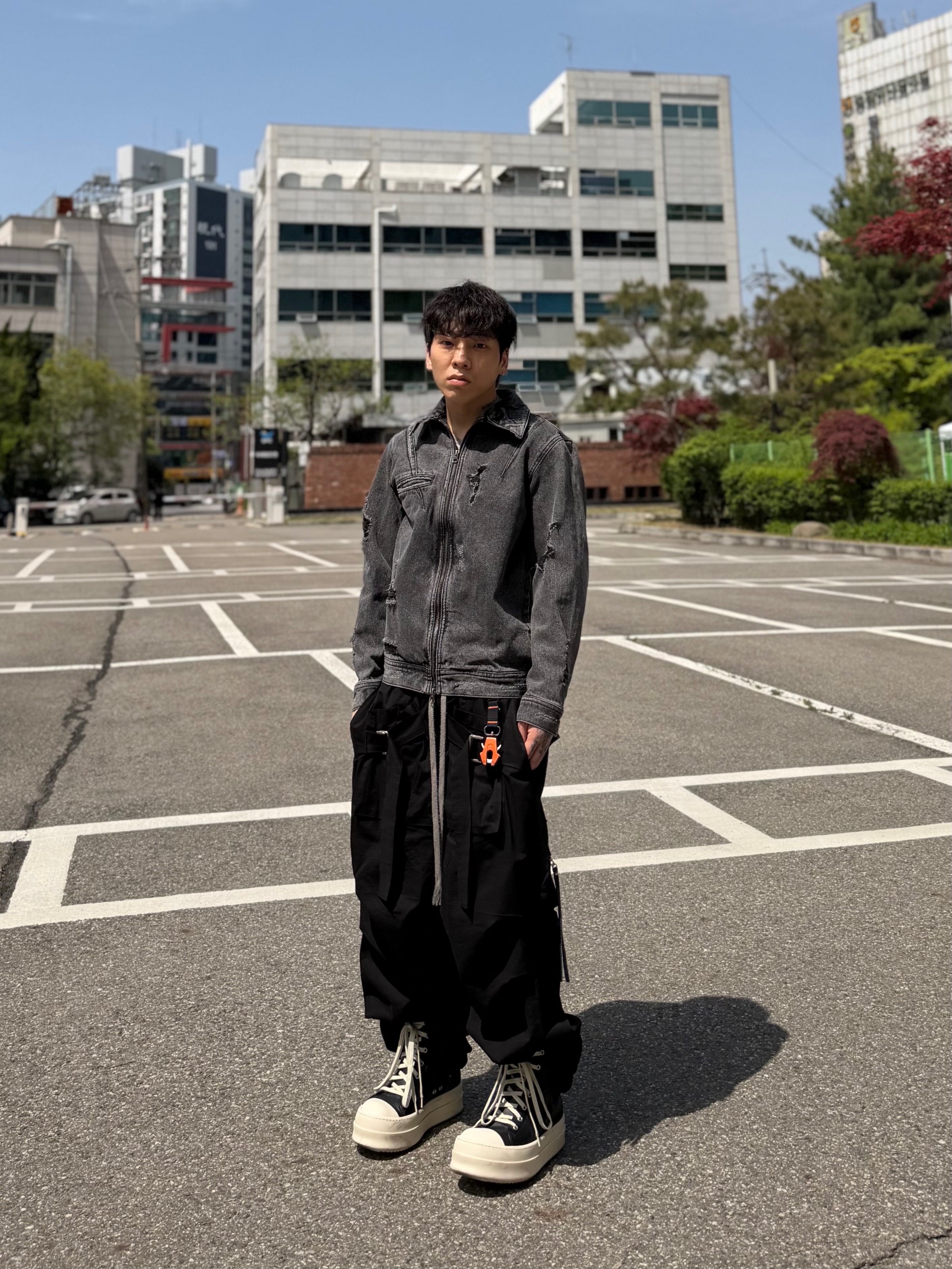 Wapworks Wide Safety Cargo Pants Black, Rick Owens Mega Bumper Sneakers Black Milk 착용 스타일 - 4