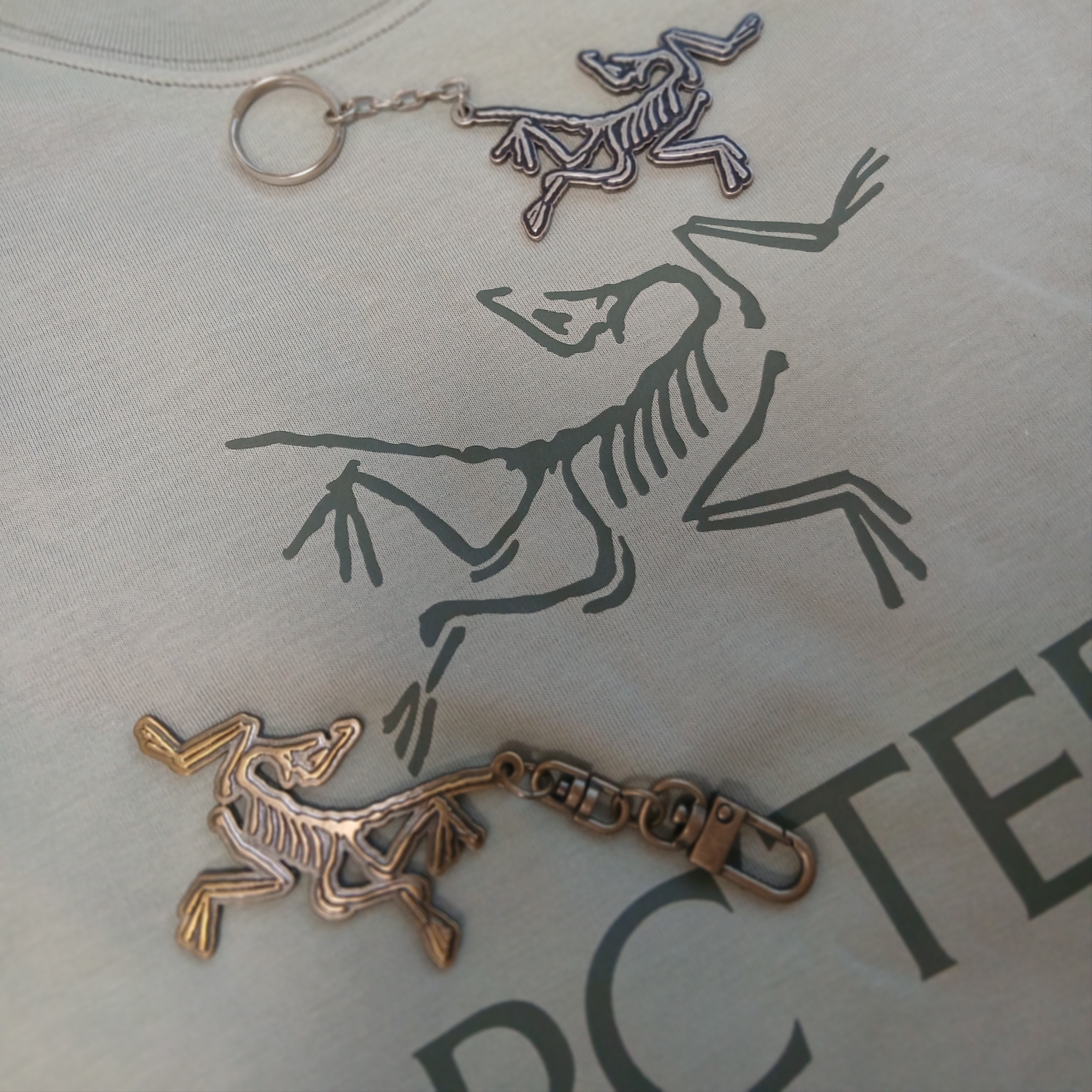 Arc'teryx Arc'word Logo SS T-Shirt Habitat, Arc'teryx Keyring Metal 착용 스타일 - 2