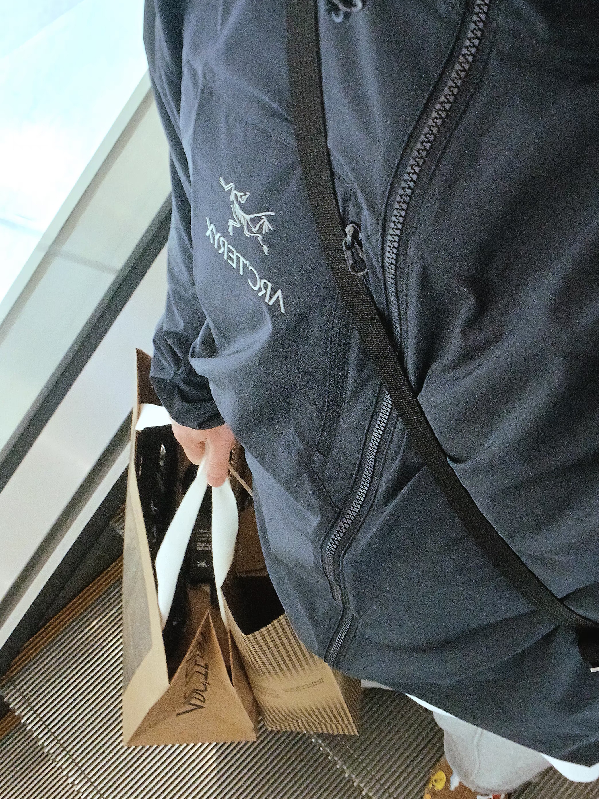 Arc'teryx Squamish Hoody Black Sapphire, UGG x Palace x Looney Tunes Tasman Slipper Chestnut 착용 스타일 - 1