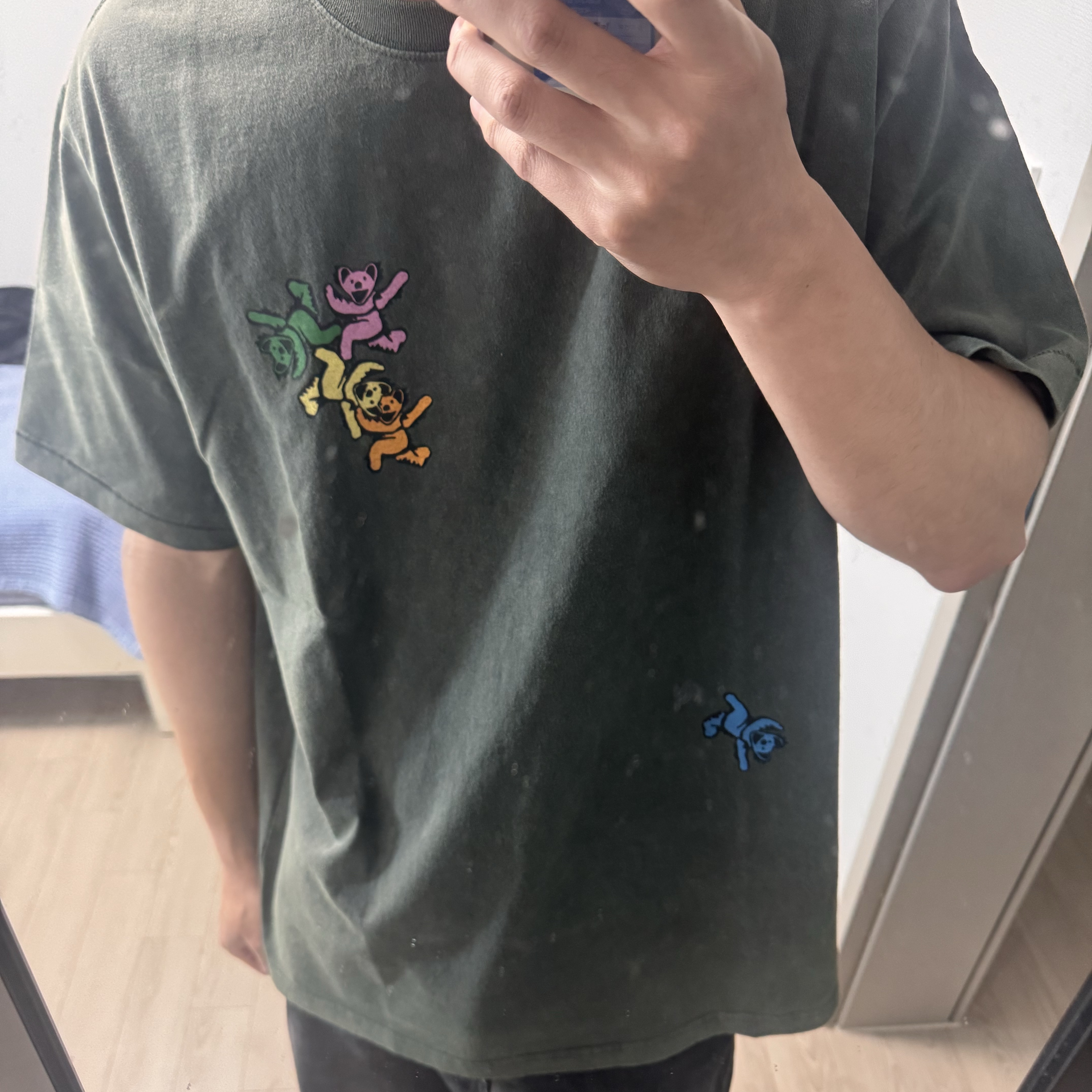 Thisisneverthat x Grateful Dead Ol Dancing Bears T-Shirt Olive 착용 스타일 - 2
