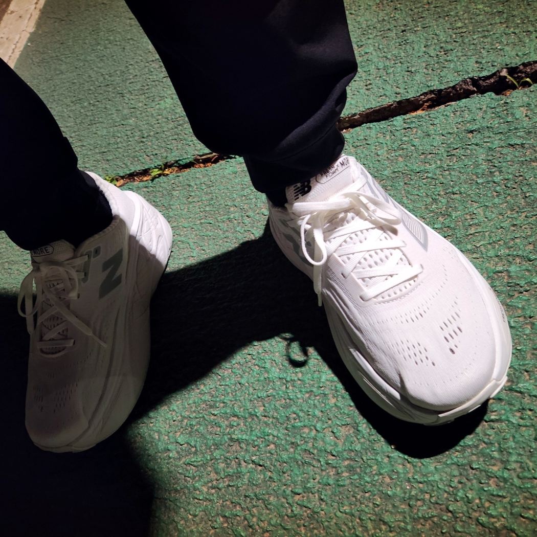 New Balance Fresh Foam X More v5 White Reflection - 2E Wide 착용 스타일 - 2