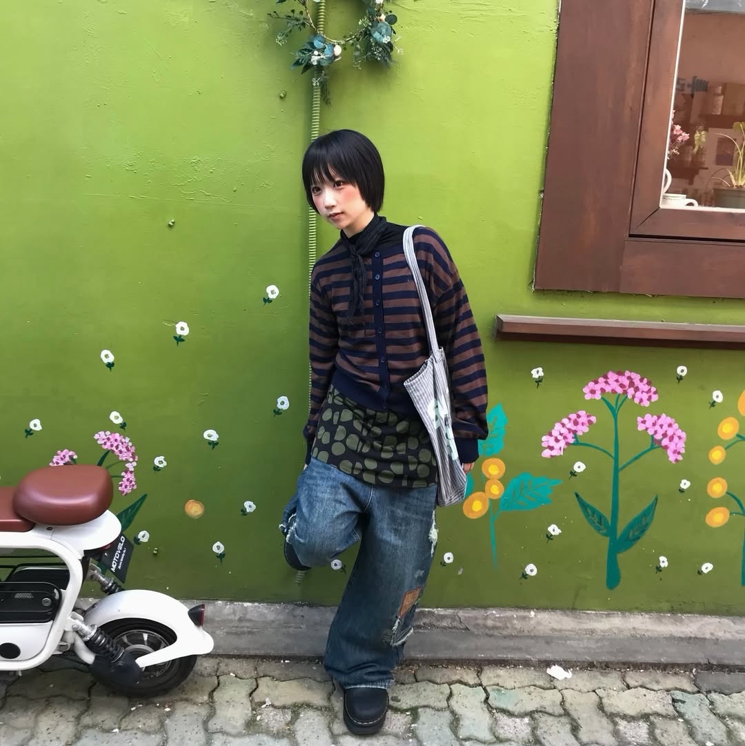 MAINBOOTH Repaired Denim Pants BLUE 착용 스타일 - 4