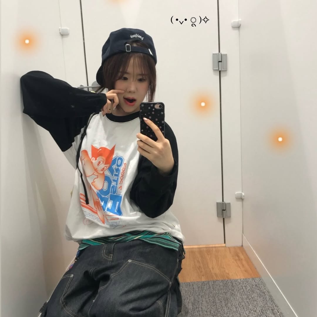MAINBOOTH [Astro Boy] Cyberpunk Raglan T-shirt White 착용 스타일 - 3