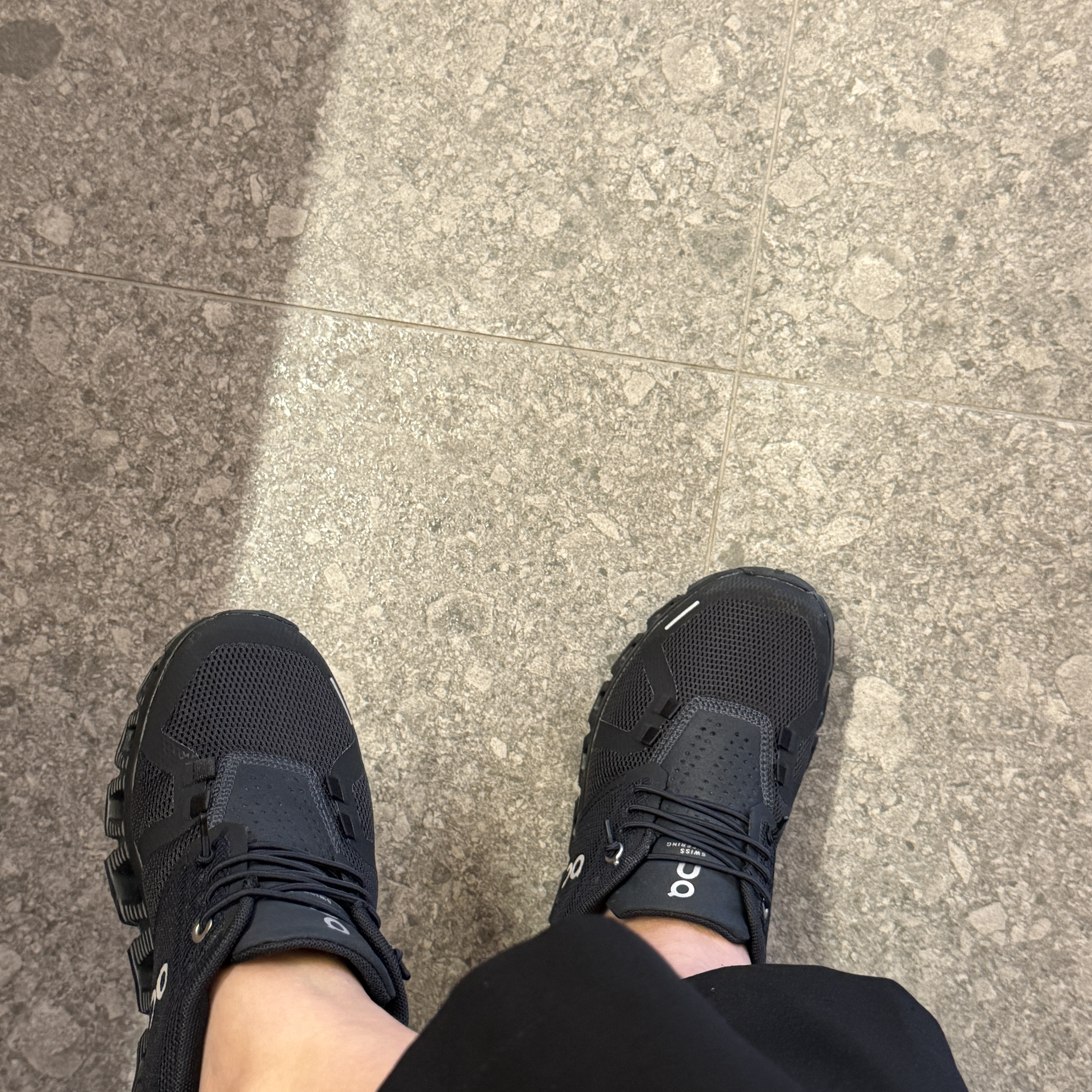 (W) On Running Cloud 5 All Black 착용 스타일