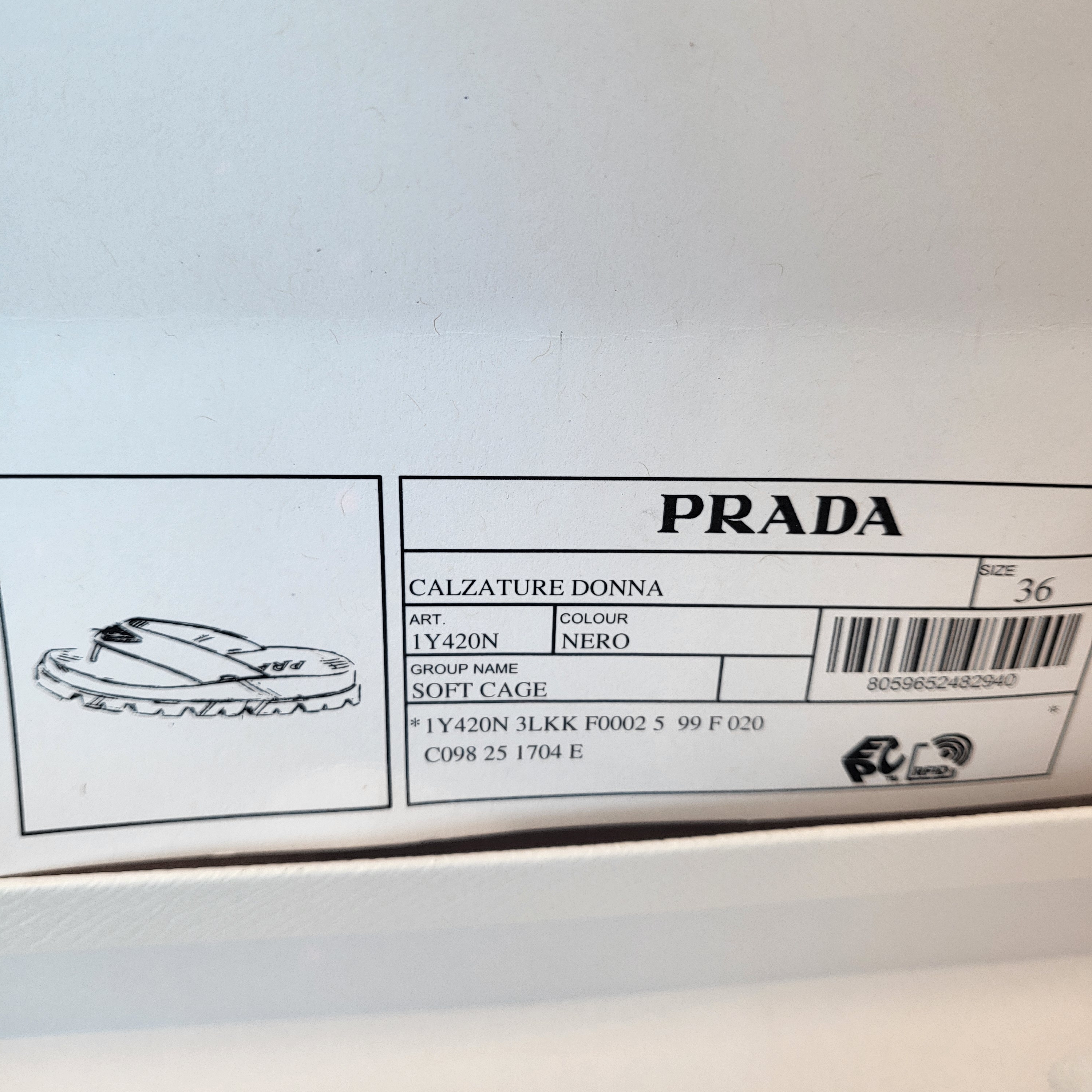(W) Prada Rubber Thong Sandals Black 착용 스타일 - 4