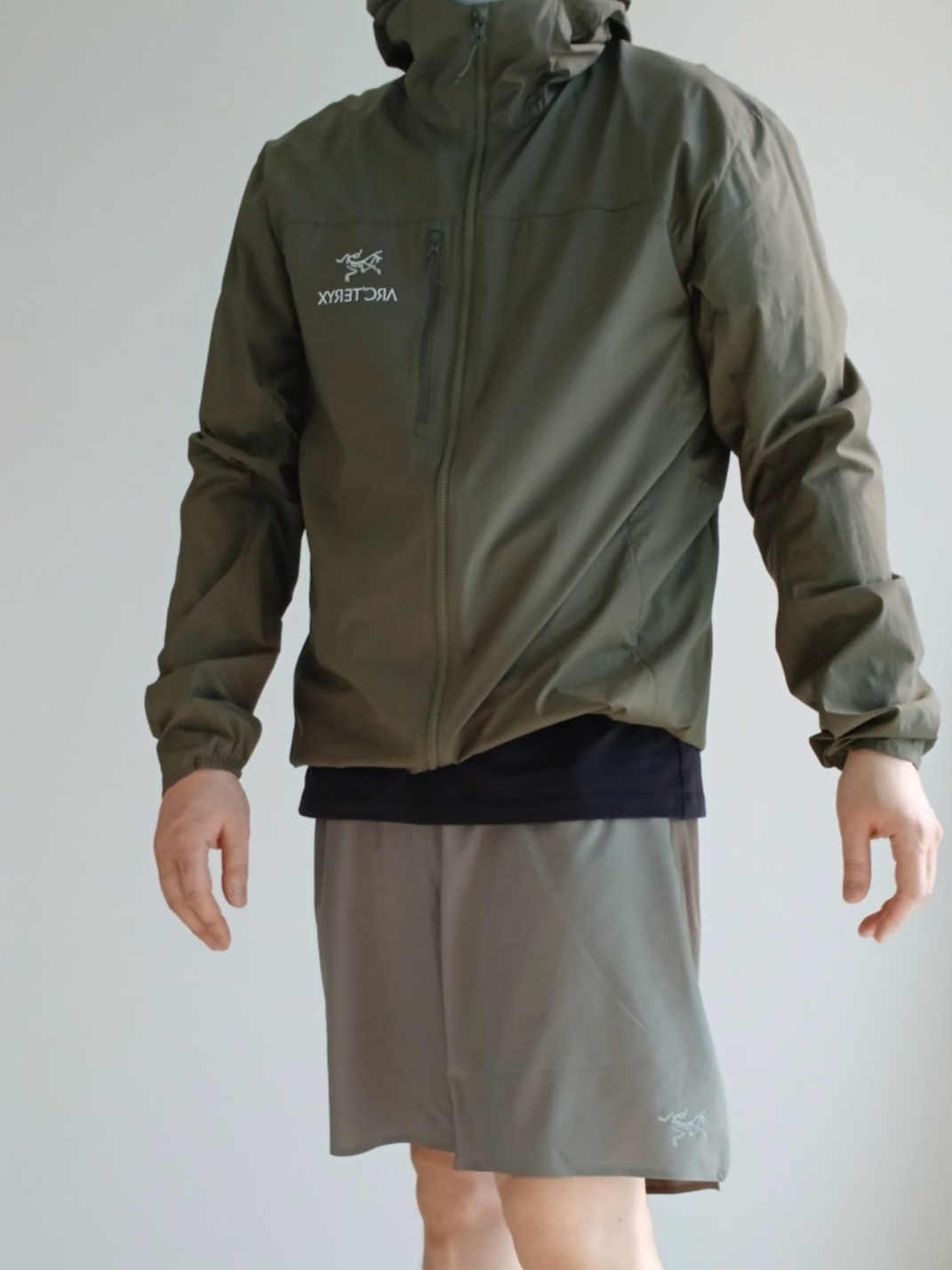 Arc'teryx Small Bird Cap Black, Arc'teryx Kragg SL Cotton SS T-Shirt Black 착용 스타일 - 2