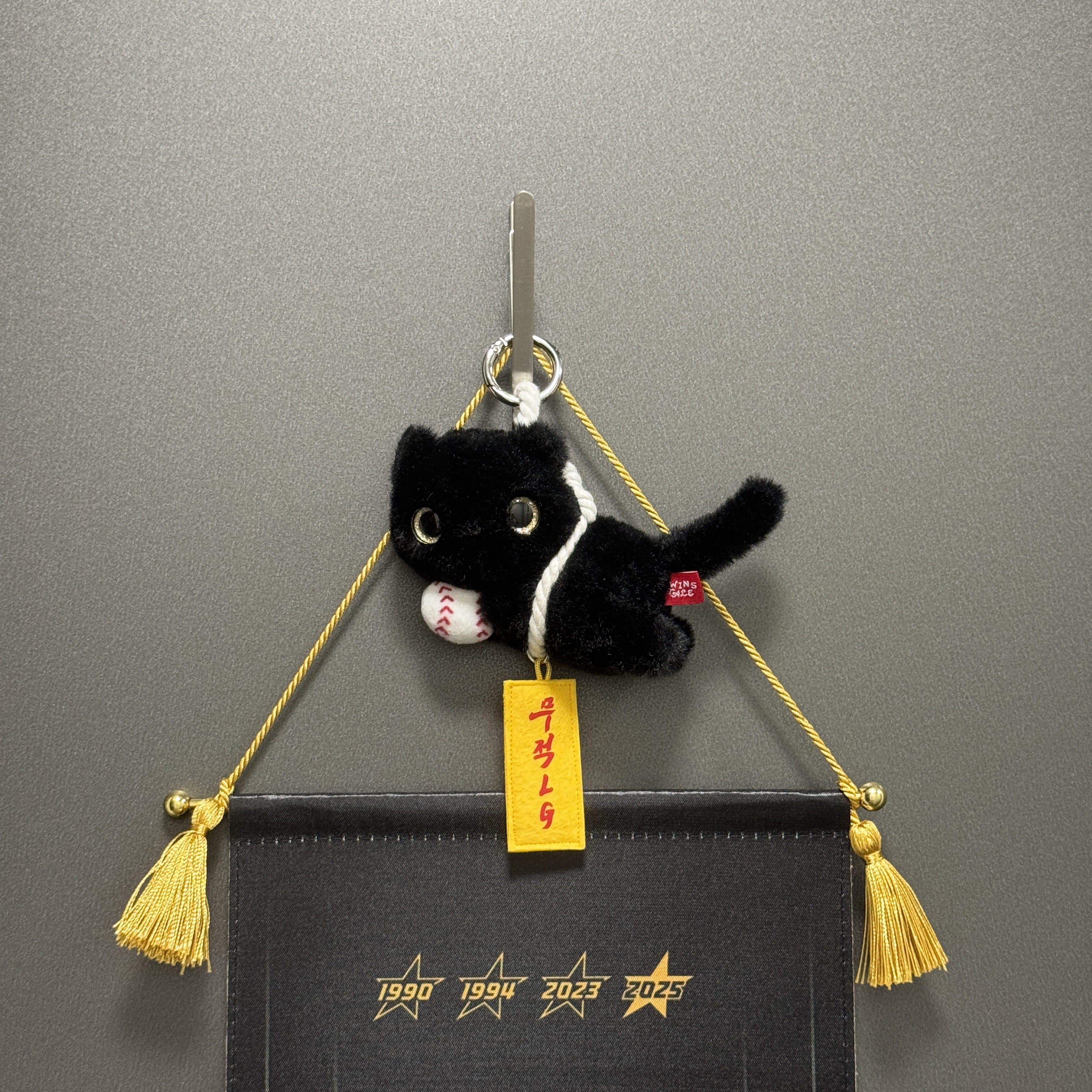 LG Twins X Bloomingtale Wish Nero Keychain 착용 스타일