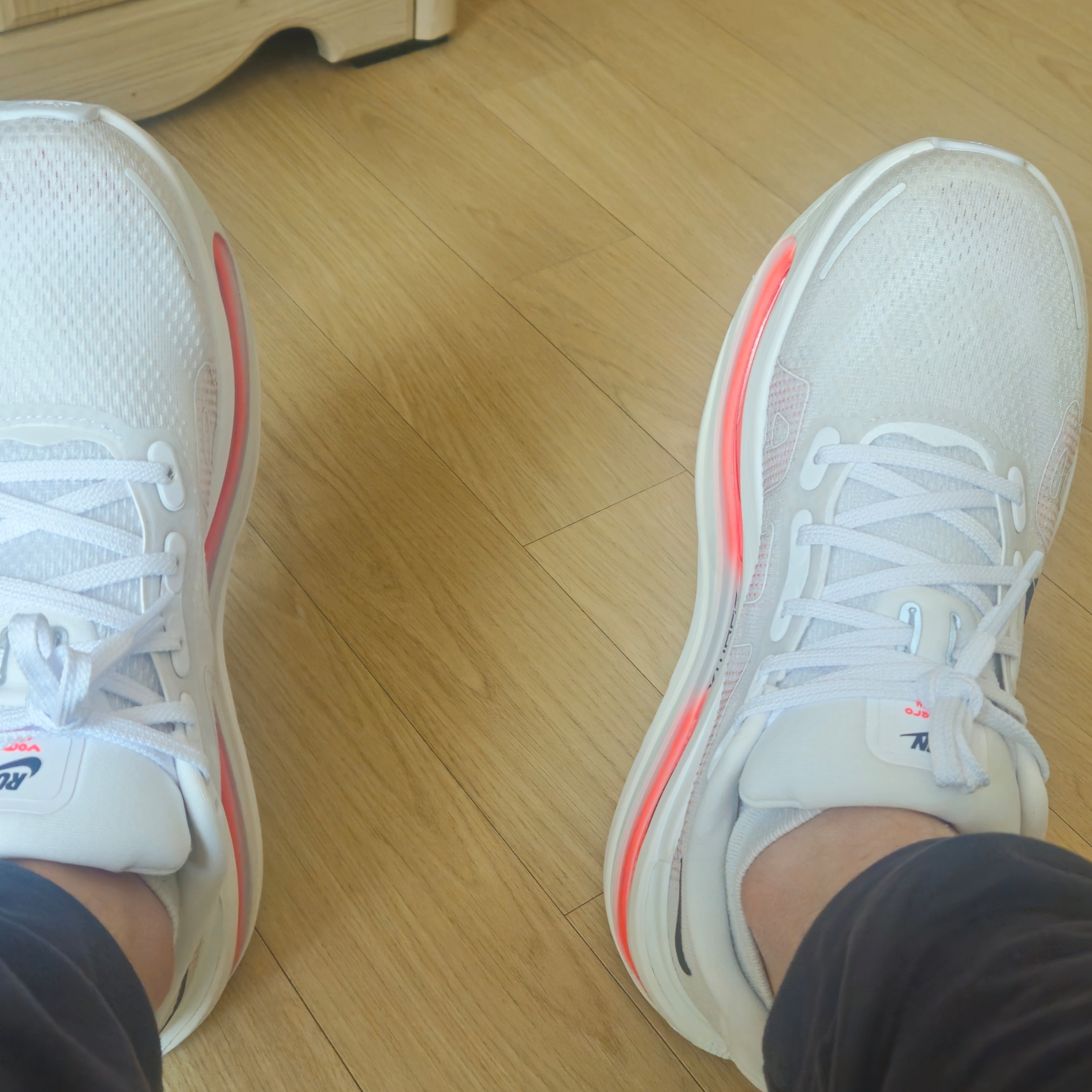 Nike Vomero Premium White Bright Crimson 착용 스타일 - 2