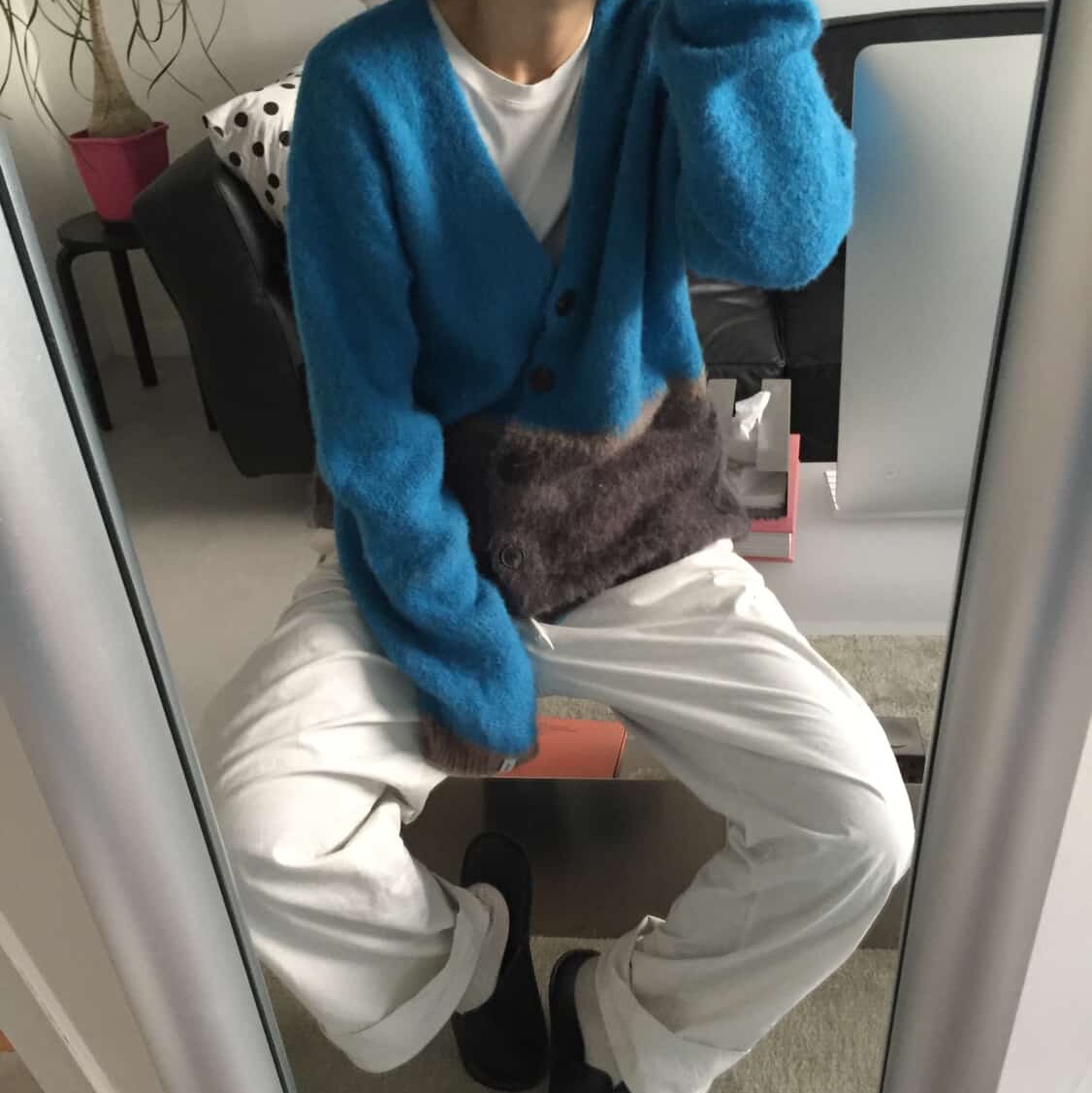 GONHEE LAY KNIT CARDIGAN_Blue 착용 스타일 - 1