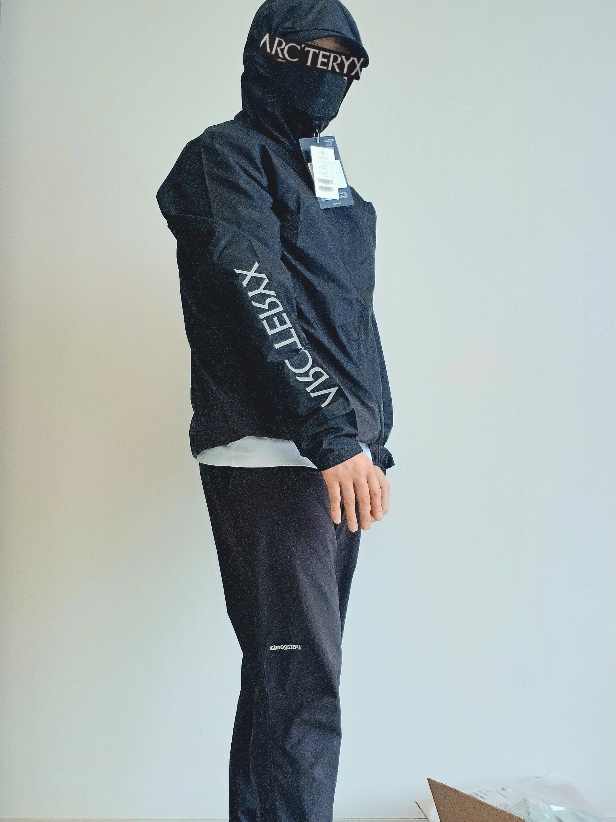 Patagonia Terrebonne Joggers Black, Arc'teryx Kragg SL Cotton Bird Word SS T-Shirt White Light Black 착용 스타일 - 6