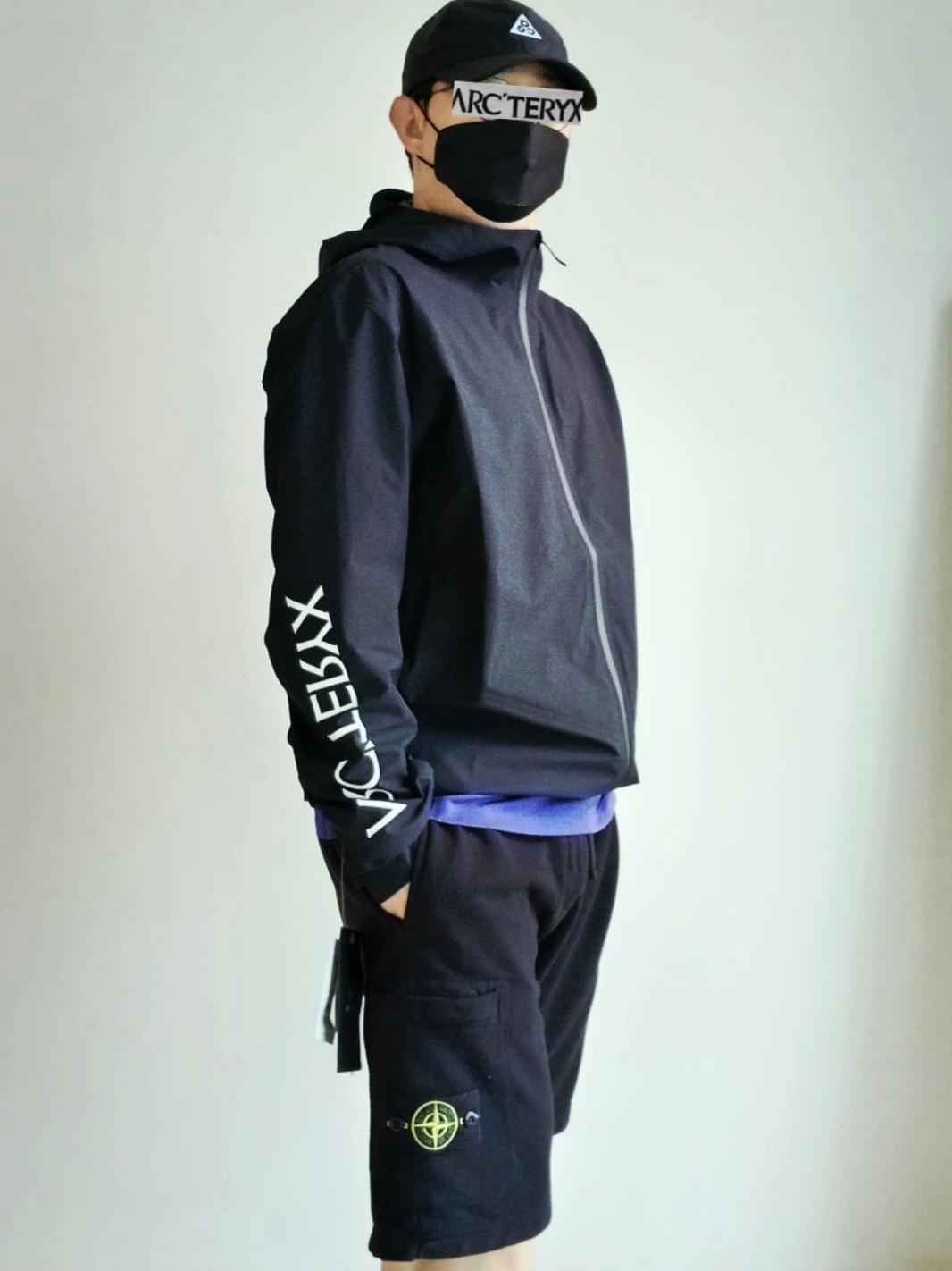 Stone Island 6200012 Organic Cotton Fleece Pocket Details Cargo Bermuda Shorts Black - 25SS, Stone Island 6200012 Organic Cotton Fleece Pocket Details Cargo Bermuda Shorts Charcoal Grey - 25SS 착용 스타일 - 1