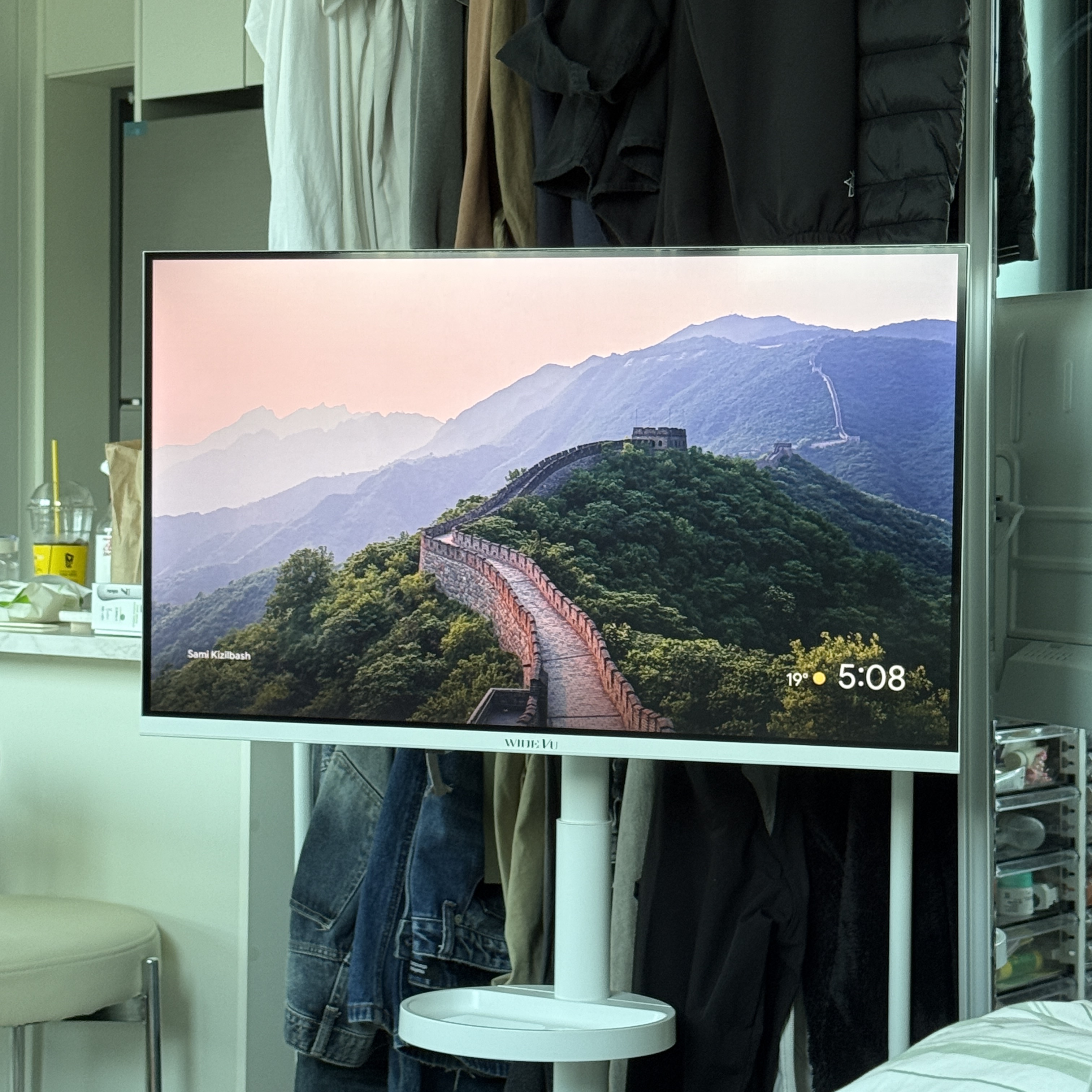 [15% 쿠폰] WIDEVU WideMovingVu White Edition V3 Set QLED 81 cm (32 in) FHD Smart Mobile TV 착용 스타일