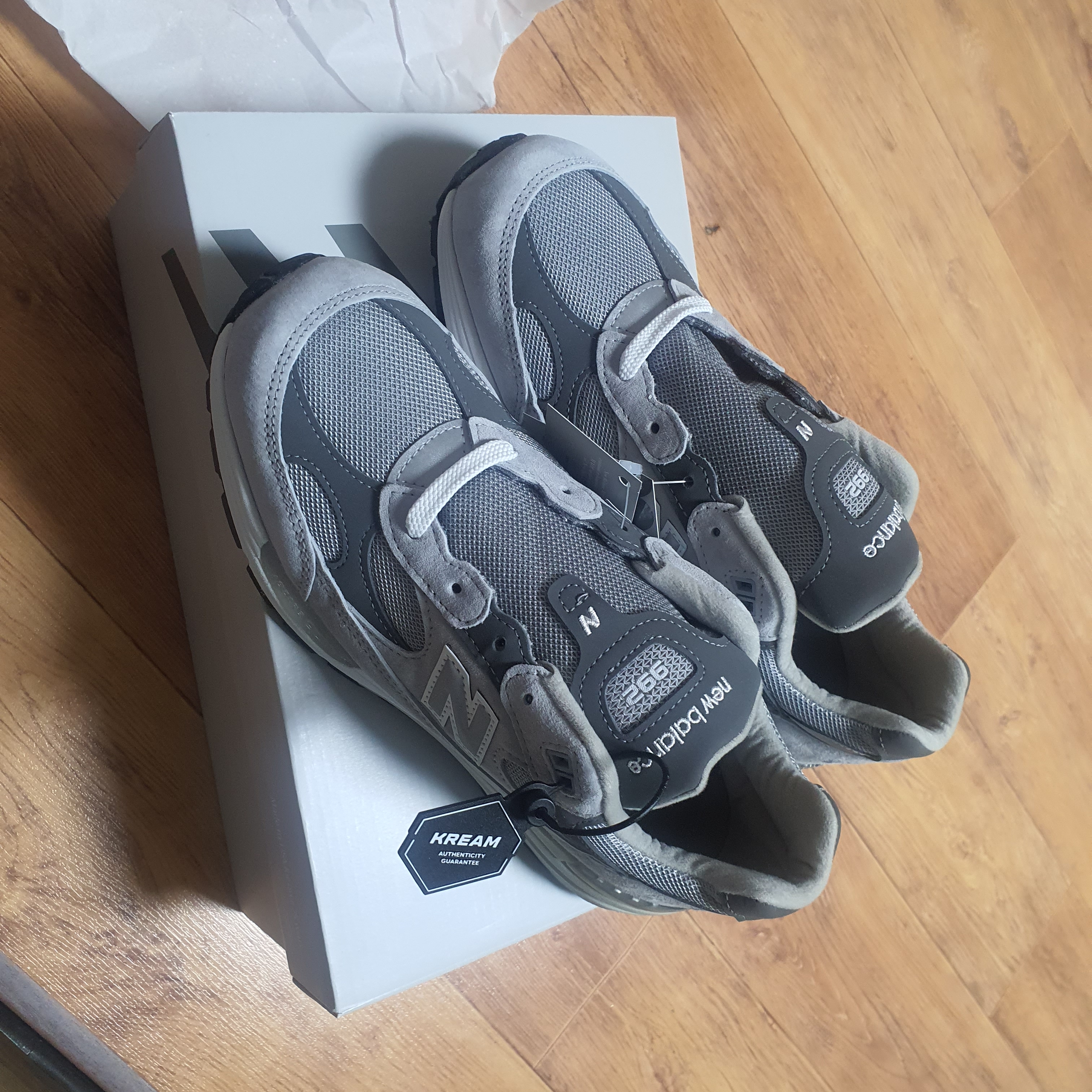 New Balance 992 Made in USA Core Grey Silver Metallic 착용 스타일 - 1
