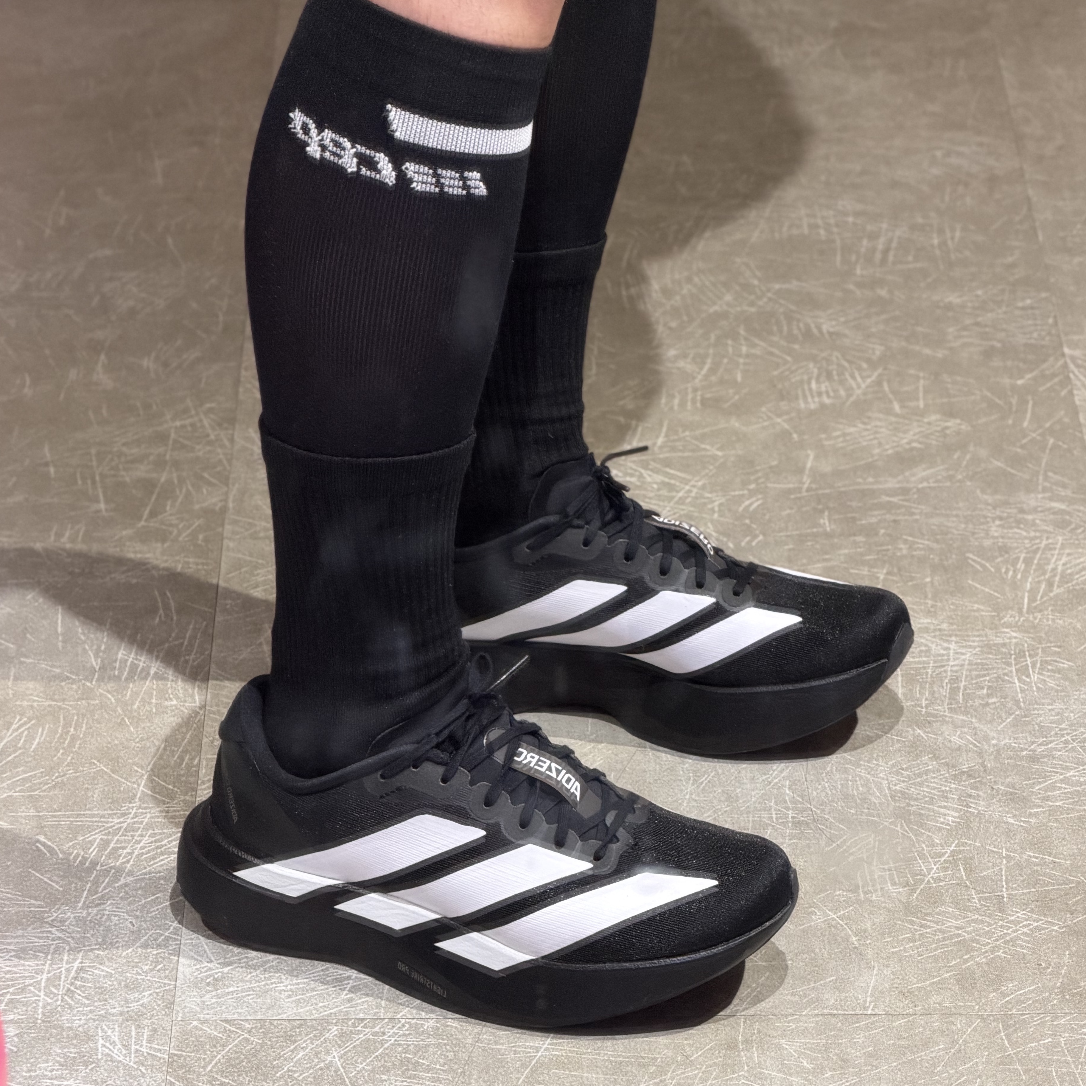 Adidas Adizero EVO SL Core Black Cloud White 착용 스타일 - 1