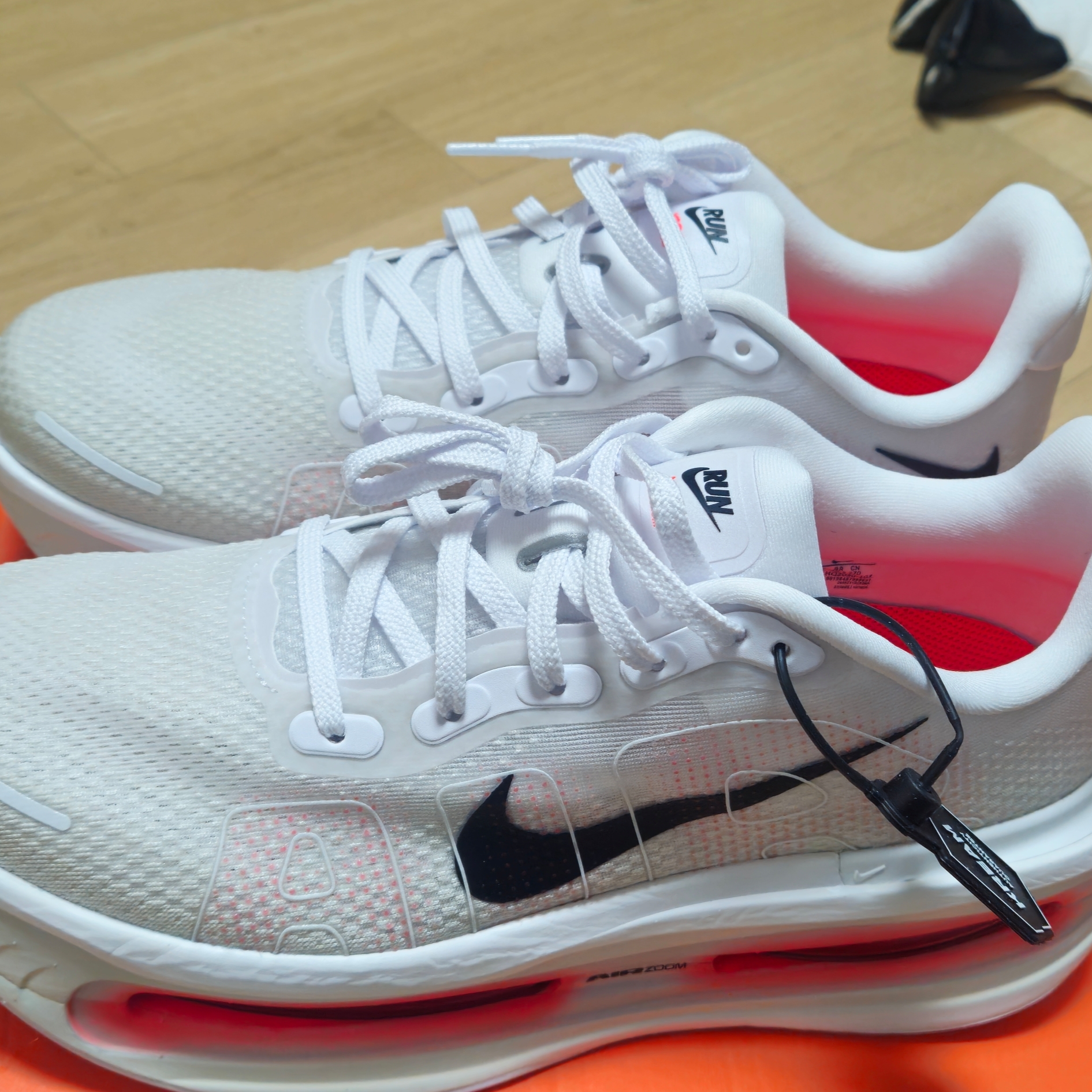 Nike Vomero Premium White Bright Crimson 착용 스타일 - 1