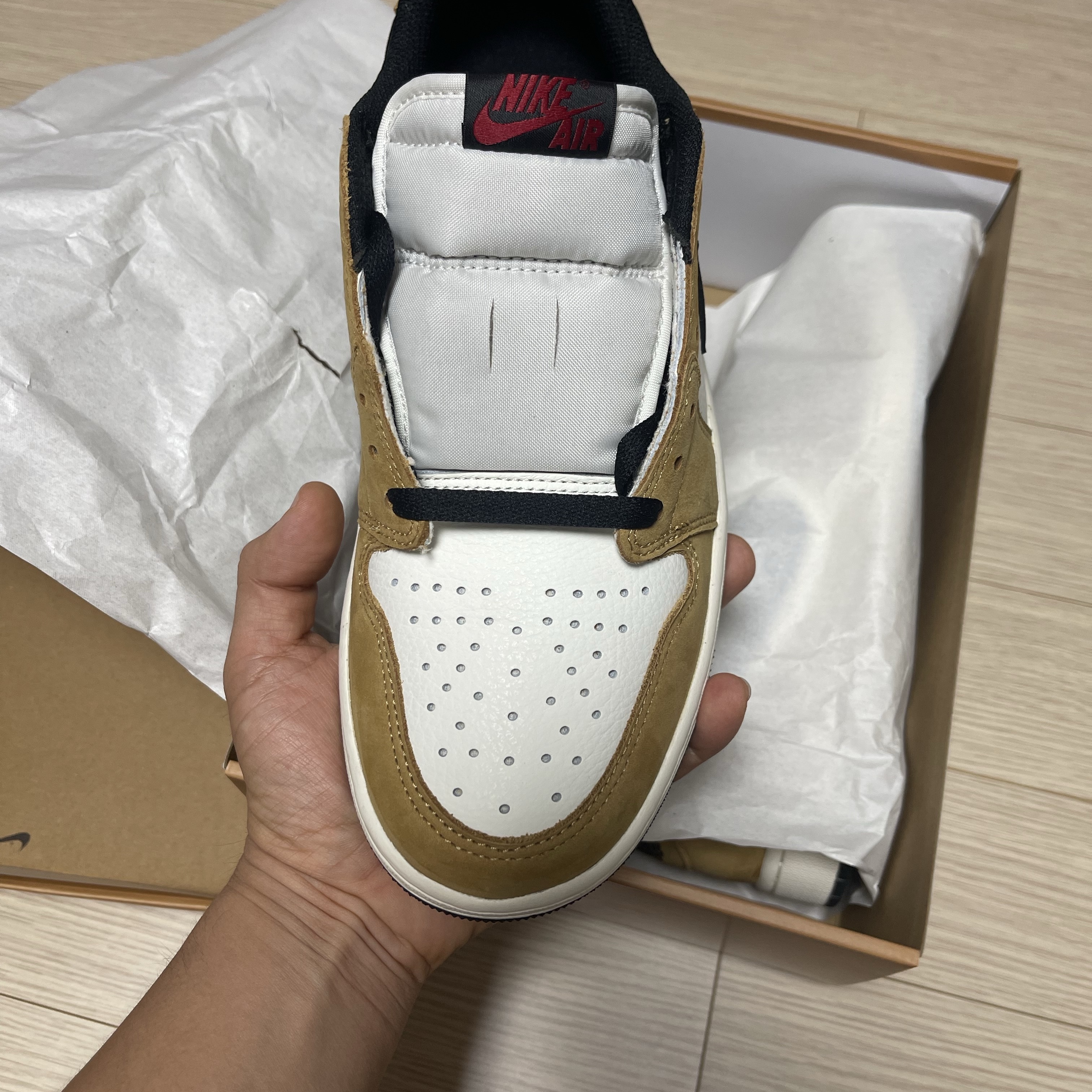 Jordan 1 Low OG Sail and Golden Harvest 착용 스타일 - 2