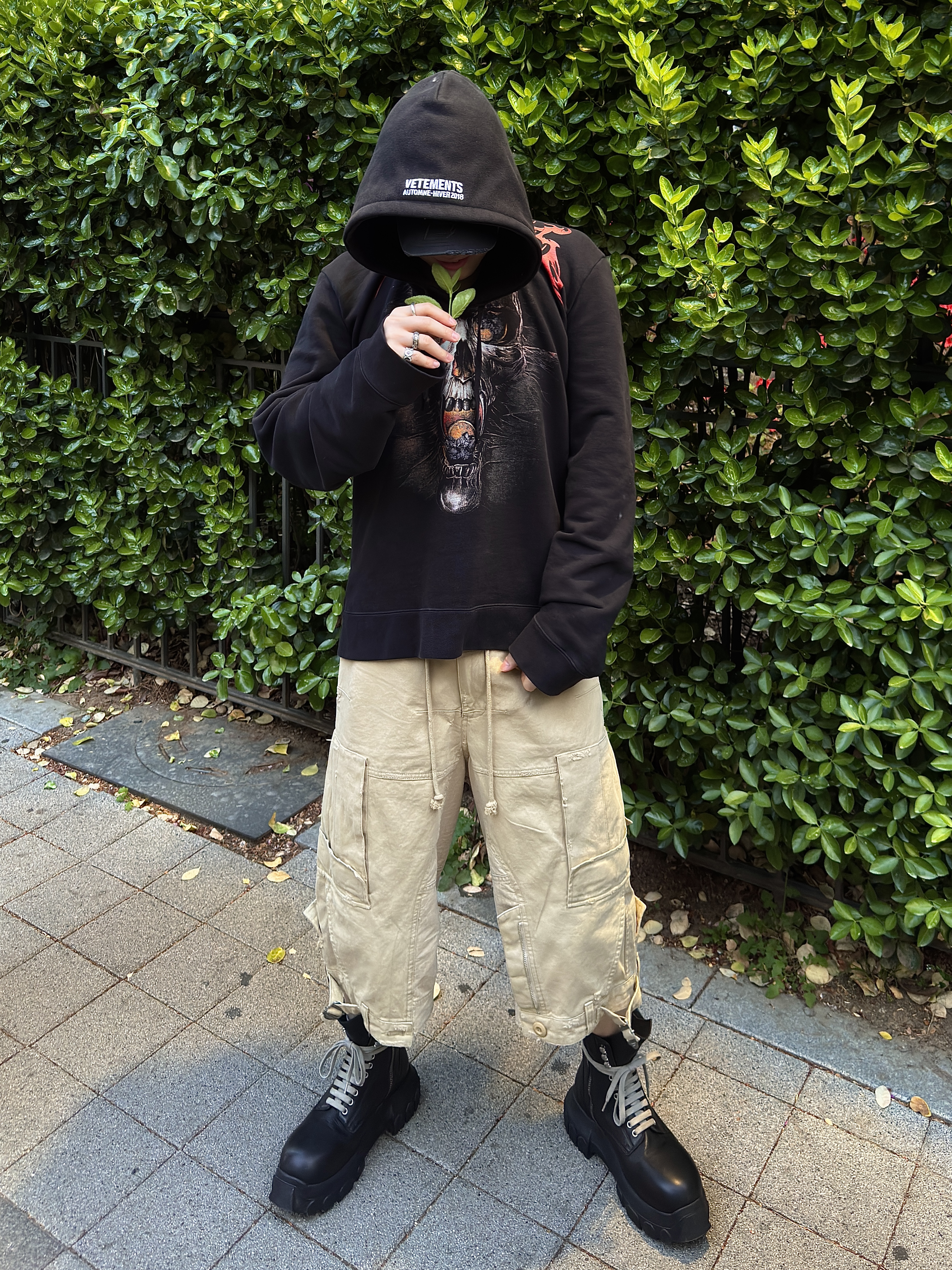 Protocol Index UpsideDown Cargo Shorts Beige, Project G/R Distressed Filth Club Cap Washed Black 착용 스타일