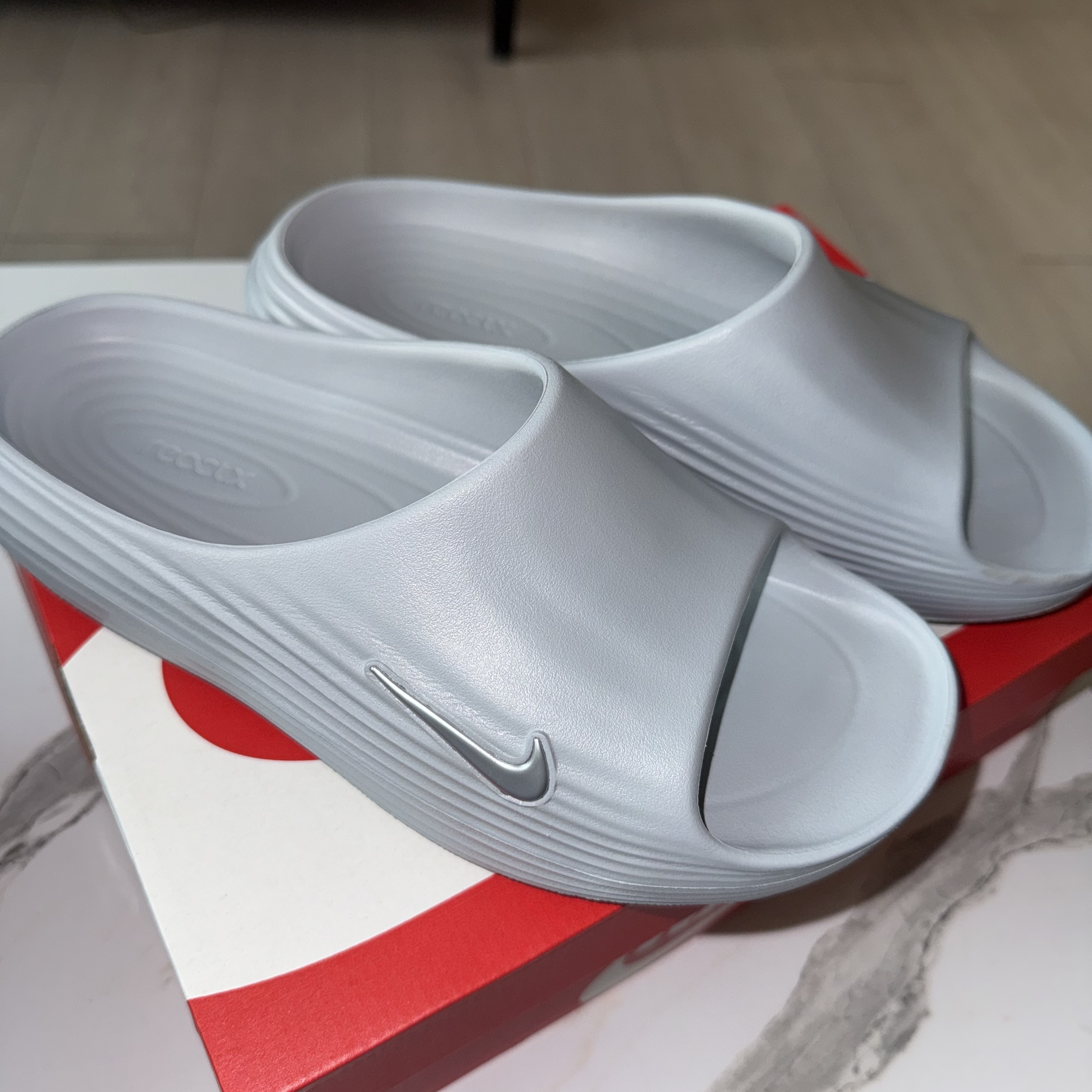 Nike ReactX Rejuven8 Slide Wolf Grey 착용 스타일