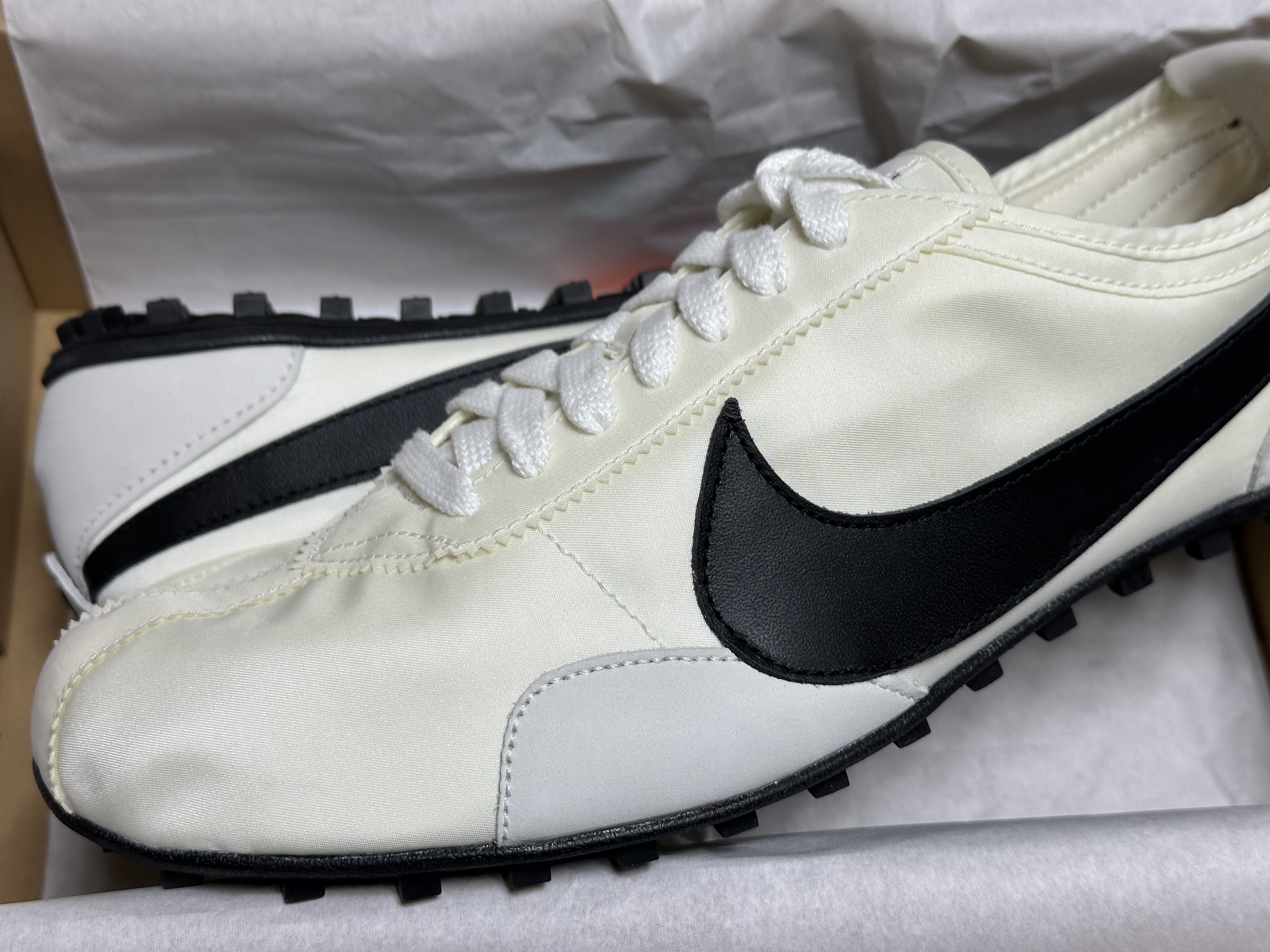 (W) Nike Moon Shoe Soft Pearl and Black 착용 스타일 - 2