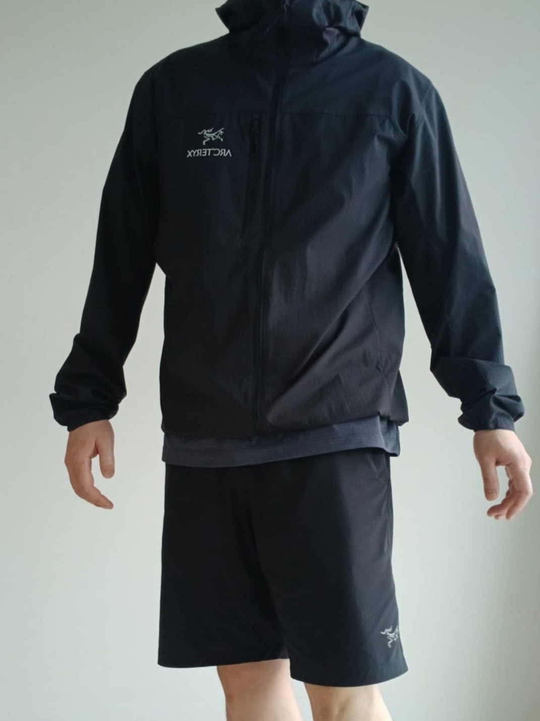 Arc'teryx Small Bird Cap Black, Arc'teryx Kragg SL Cotton SS T-Shirt Black 착용 스타일 - 3