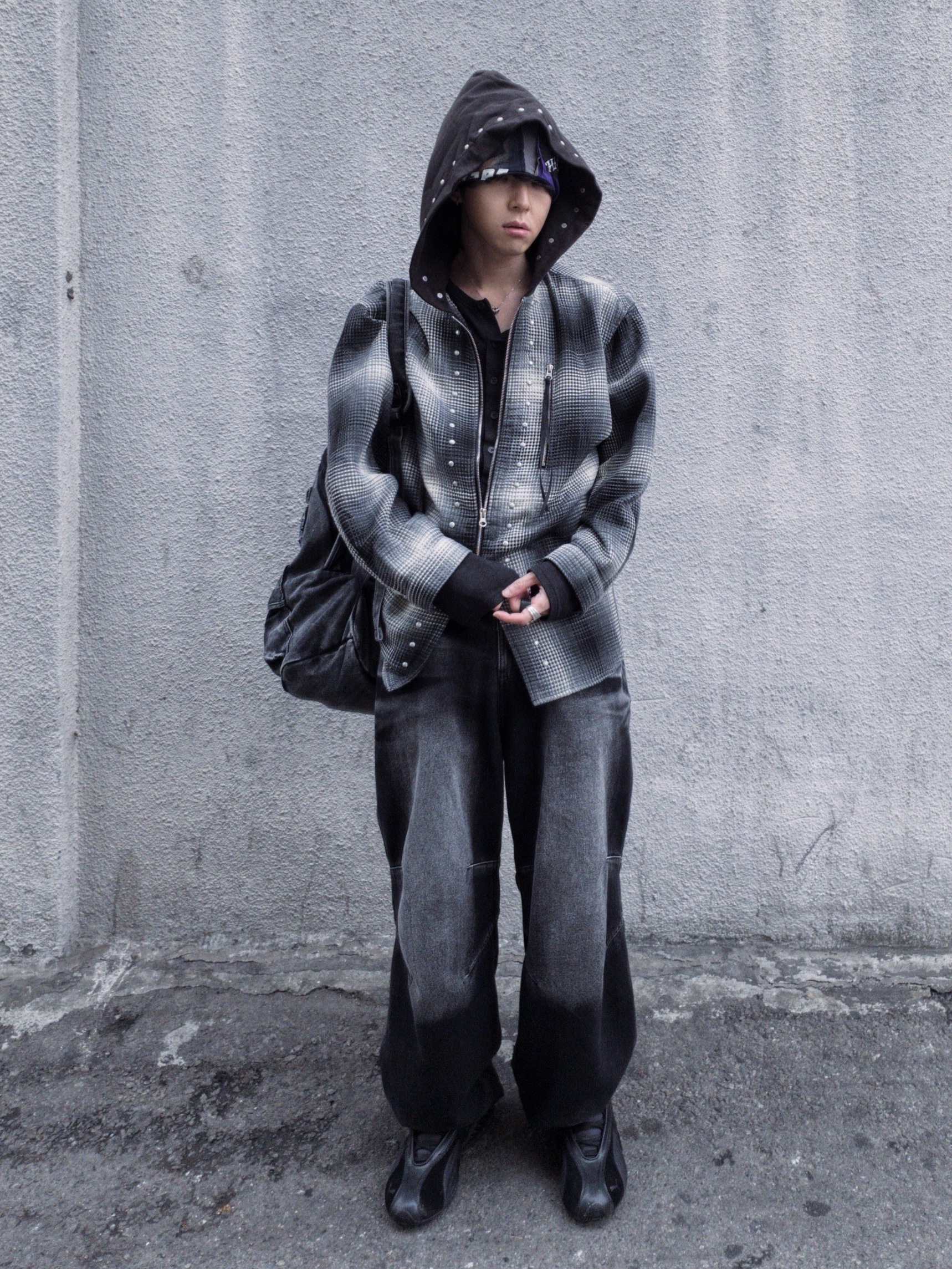 BLR Embossed Wave Washing Wide Denim Pants Black 착용 스타일