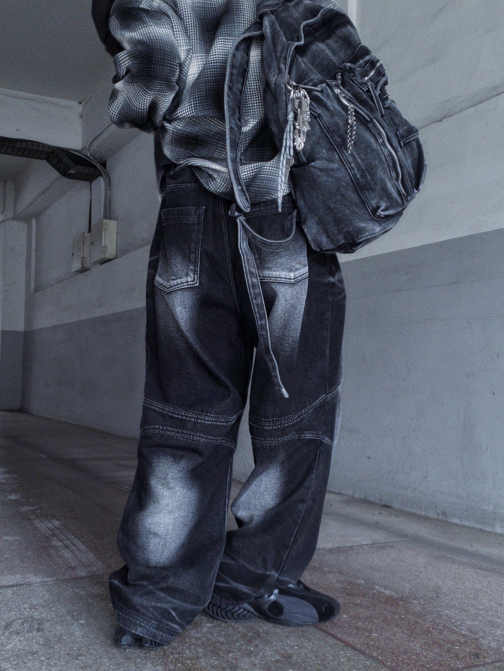 BLR Embossed Wave Washing Wide Denim Pants Black 착용 스타일